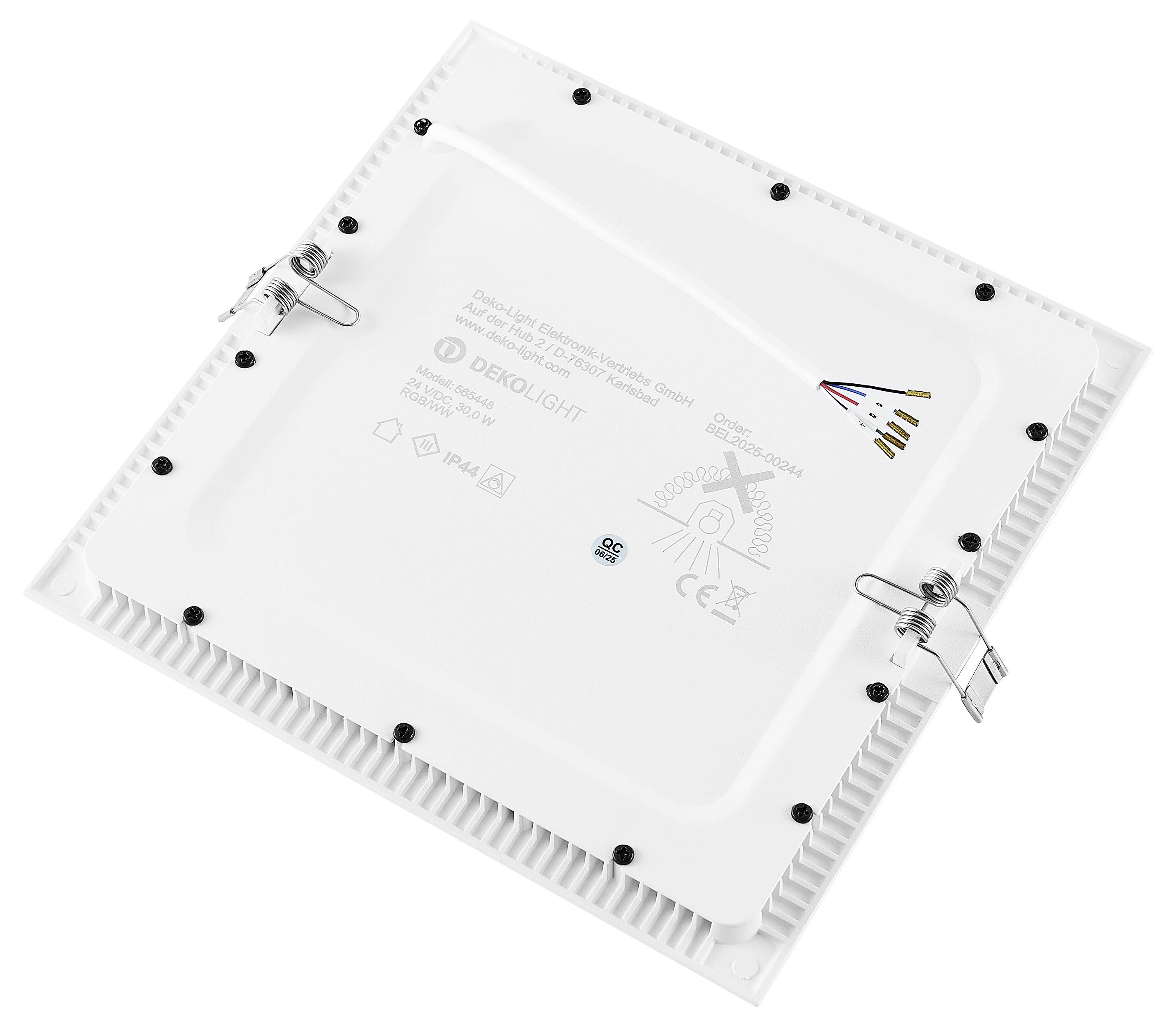 Weiße quadratische Decken-LED-Panelleuchte mit sichtbaren Befestigungsklammern, Schraubenpunkten und Kabelzuleitungen, von der Rückseite auf einfachem Hintergrund gezeigt.
