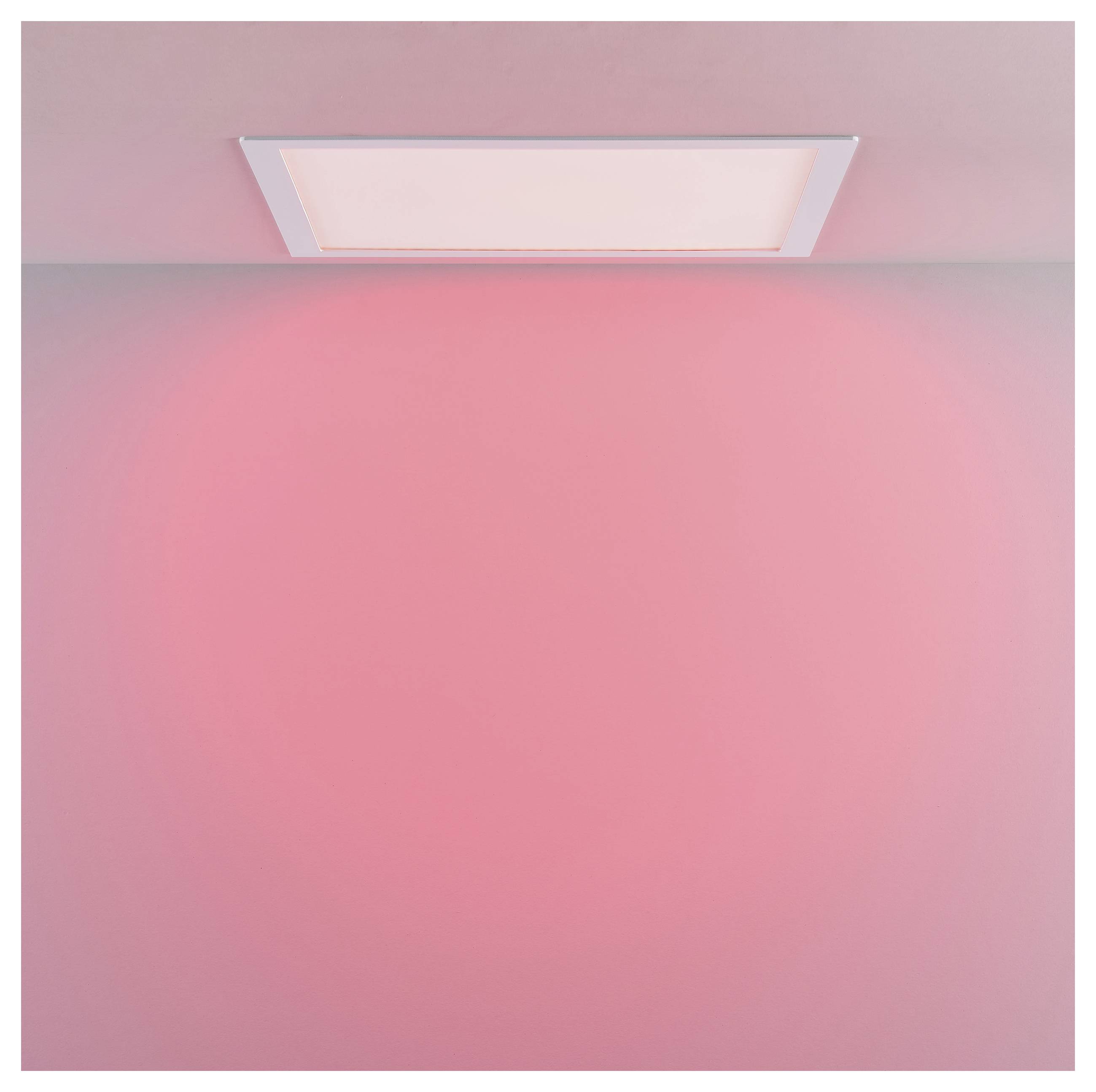 Deckenmontiertes rechteckiges Leuchtpanel, das einen sanften rosa Glanz auf eine schlichte Wand wirft.