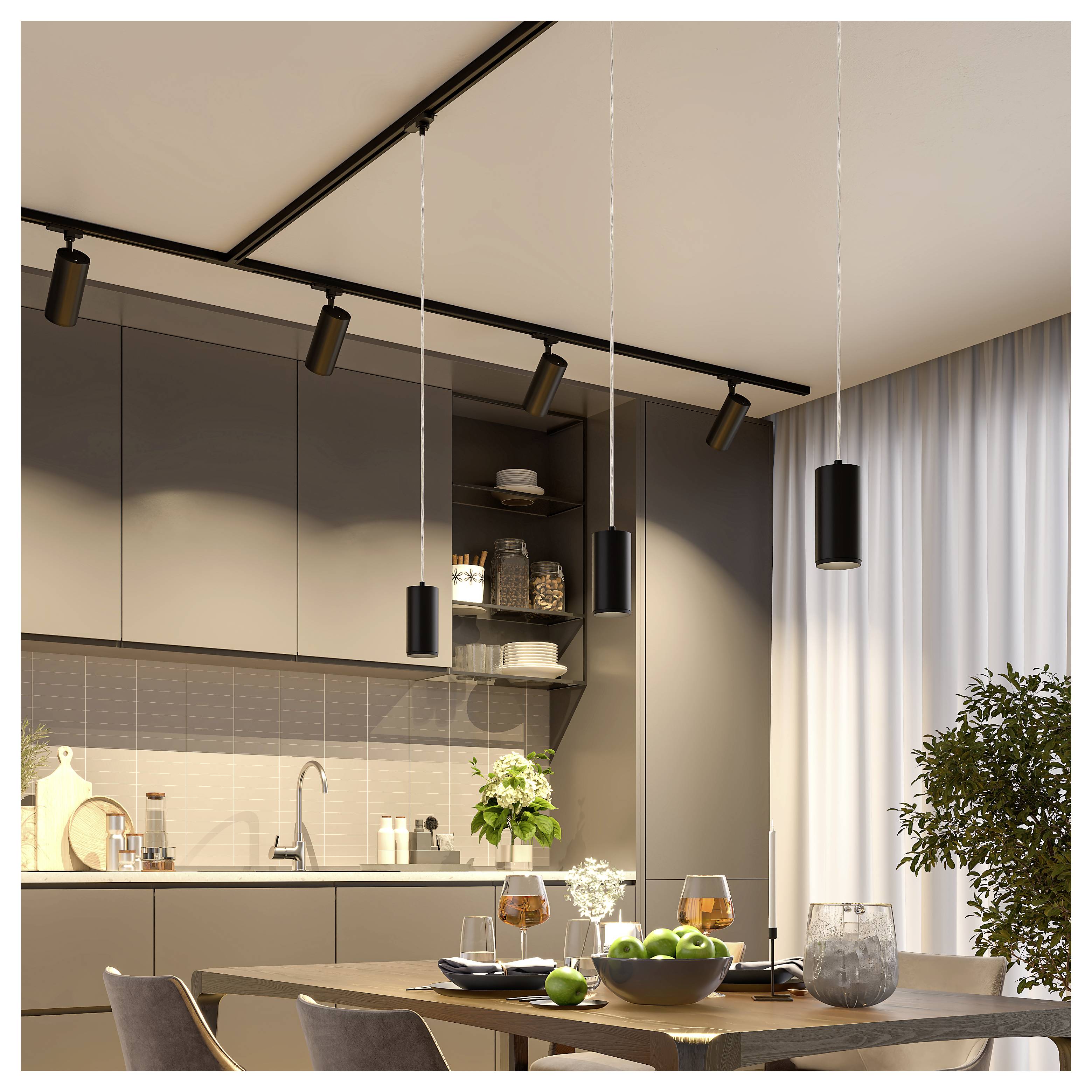 Moderner Küchen-Essbereich mit grauen Schränken, Inseltisch mit Obst und Glaswaren dekoriert, Pendelleuchten, transparenten Vorhängen und einem Topfbaum.
