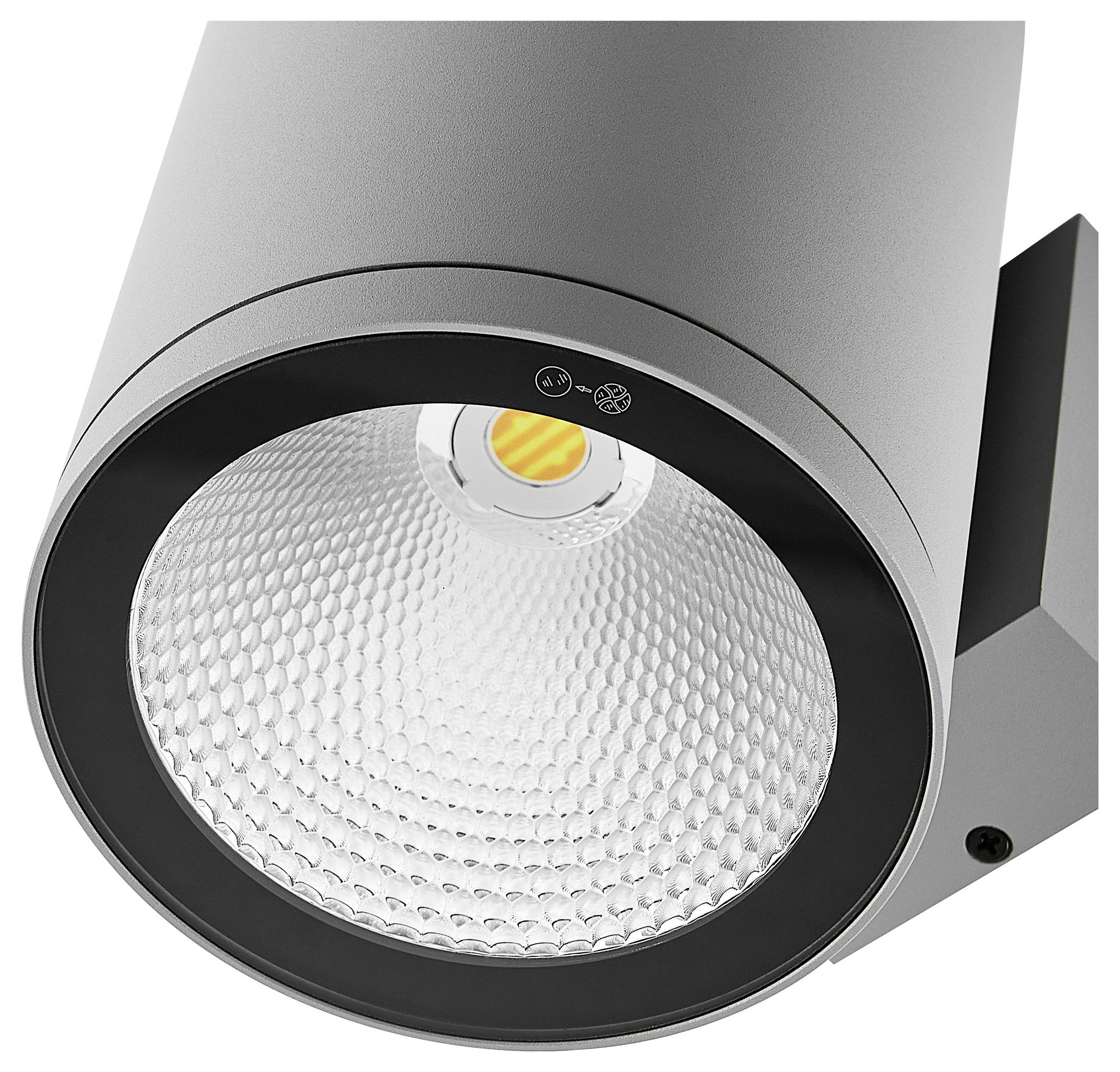 Nahaufnahme eines modernen silbernen eingelassenen Strahlers mit rundem strukturiertem Reflektor und sichtbarem LED-Element, montiert in einem quadratischen Gehäuse.