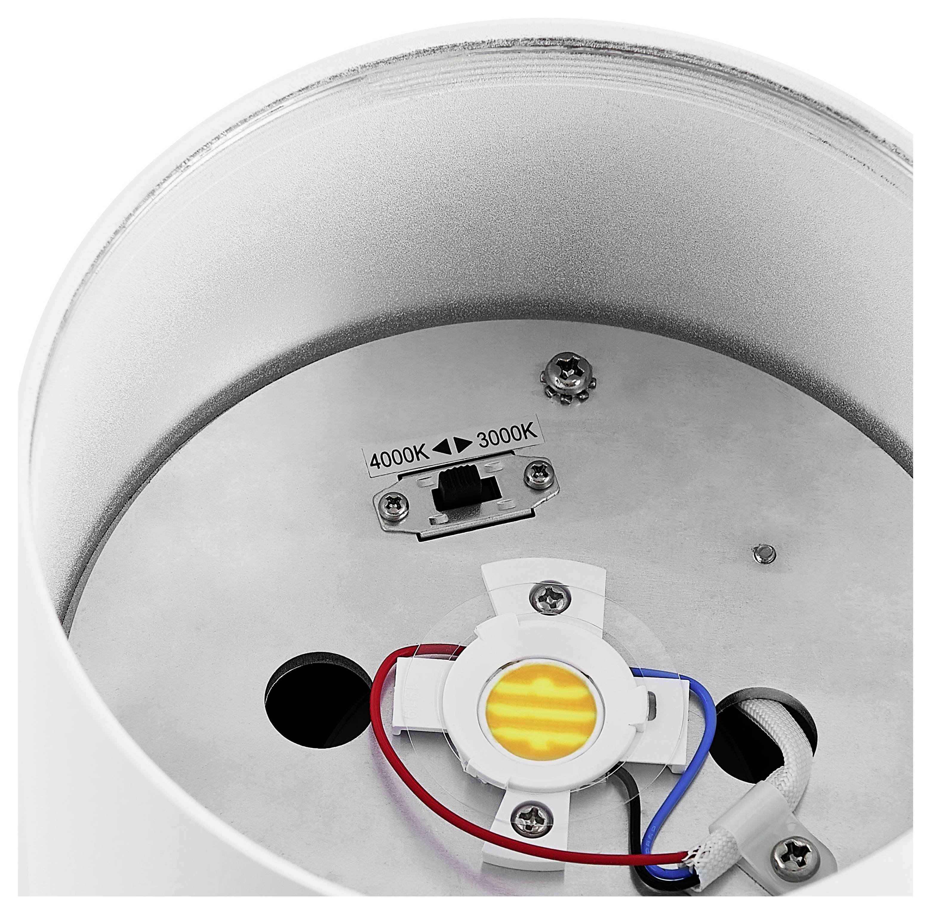 Nahaufnahme einer LED-Deckenleuchte mit einem Farbtemperatur-Schalter mit den Beschriftungen „4000K