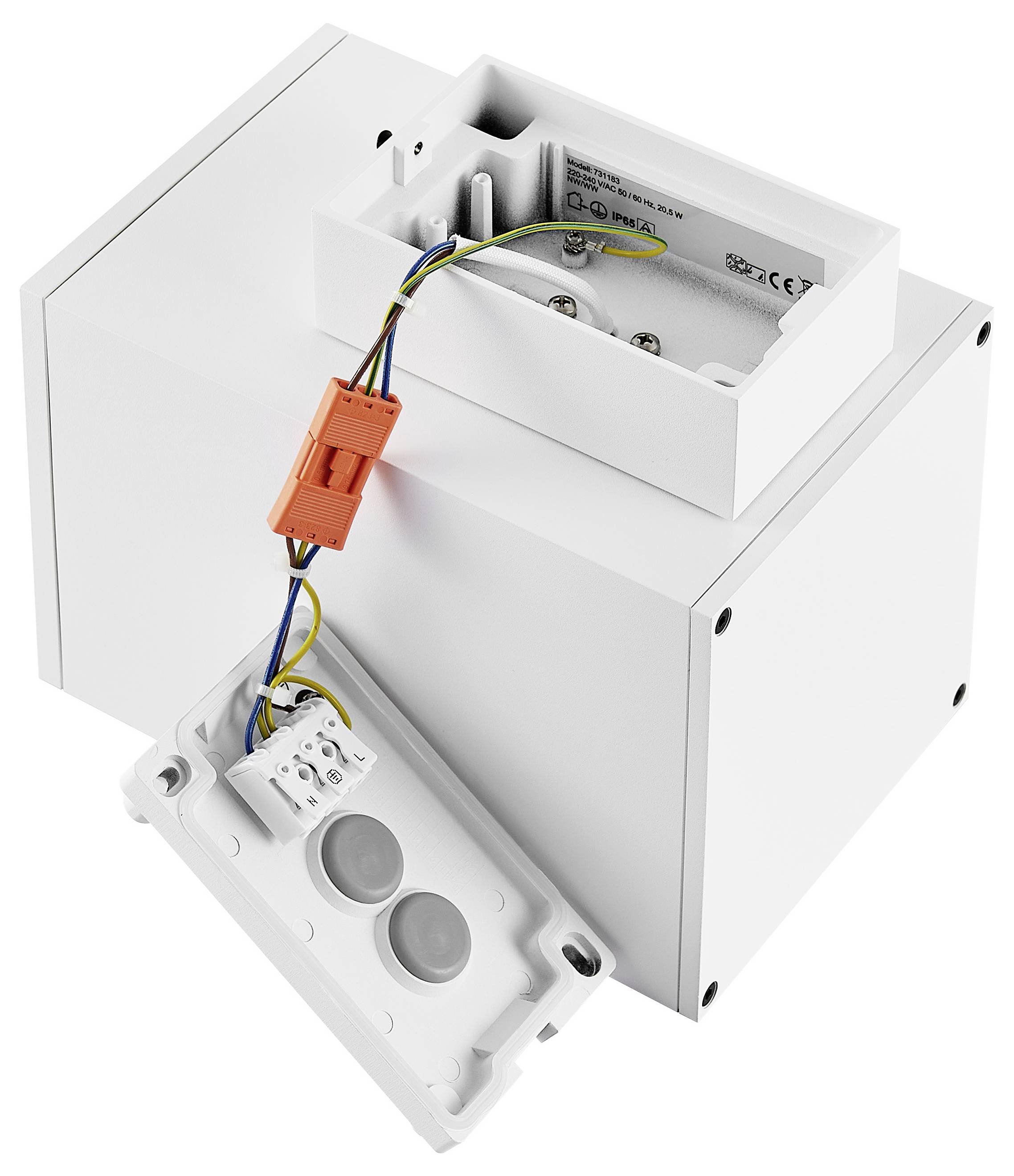 Weiße elektrische Verteilerdose mit offenerem Deckel, freiliegender Verkabelung und orangefarbenem Stecker innen