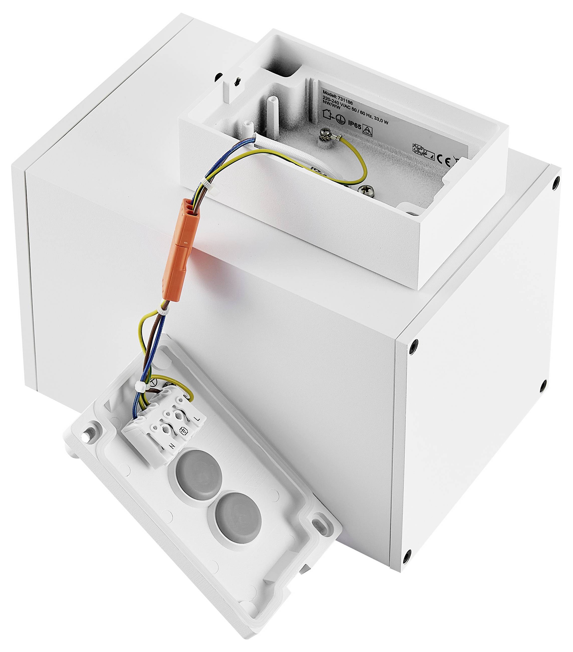 Offene weiße elektrische Schaltschrank mit abgenommenem Deckel, der verdrahtete Komponenten und einen Kabelstecker freilegt.