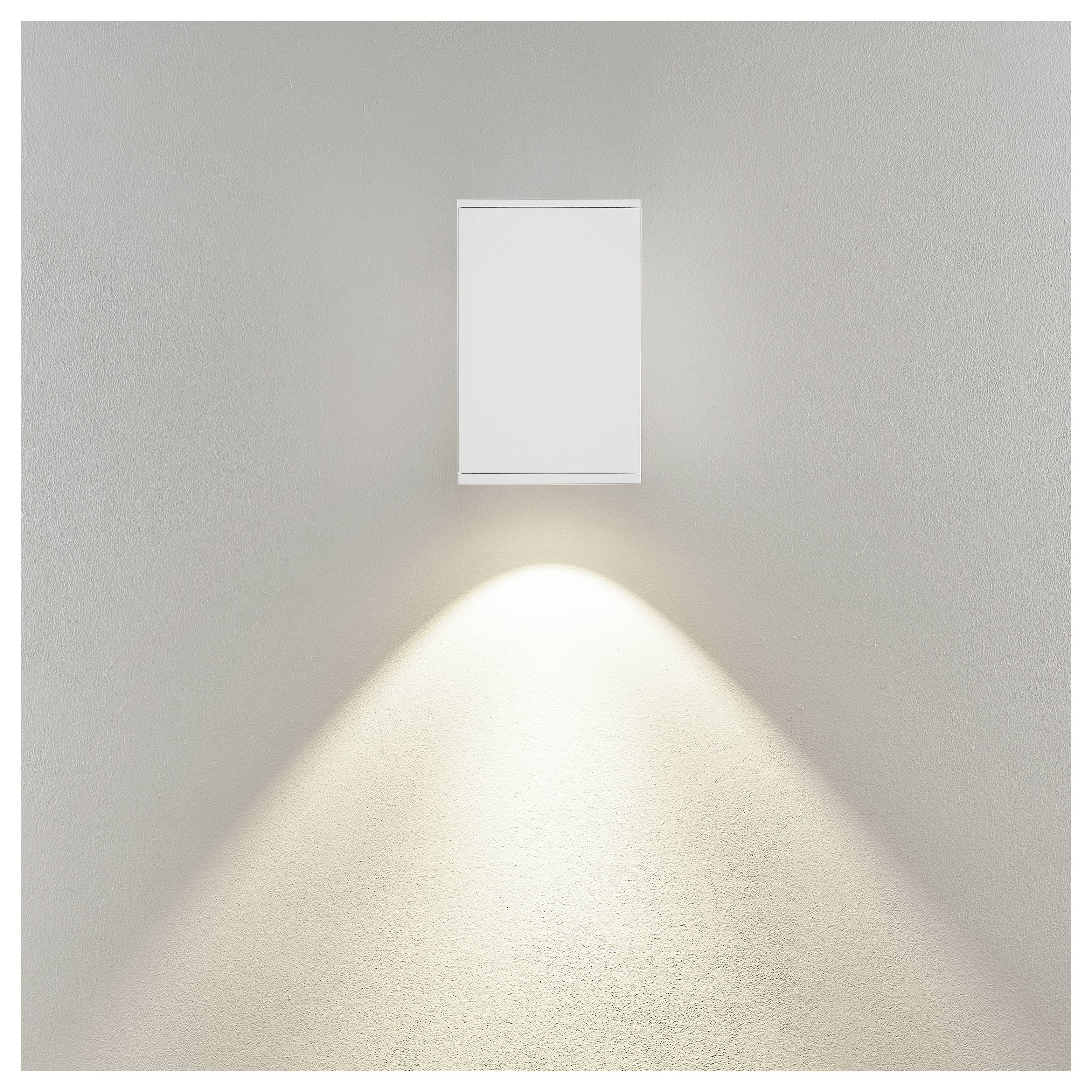 Wandleuchte aus Weiß, die einen weichen dreieckigen Abwärtsstrahl auf eine schlichte Wand wirft.