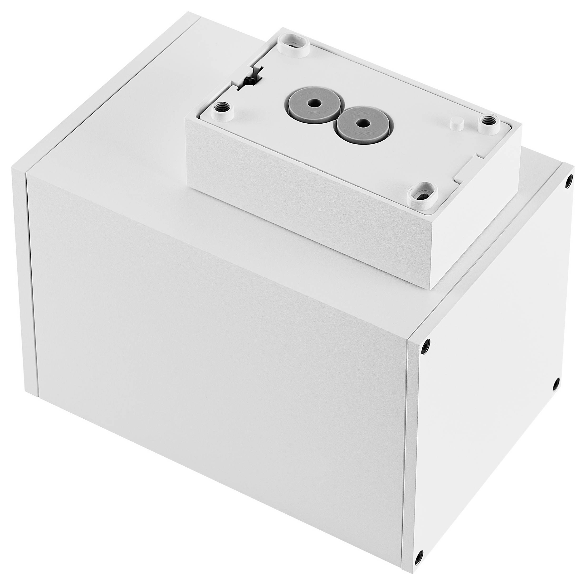 Weißes rechteckiges Metall-Elektrogehäuse mit einer kleineren oben montierten Box mit zwei runden Anschlüssen oder Anschlussöffnungen.
