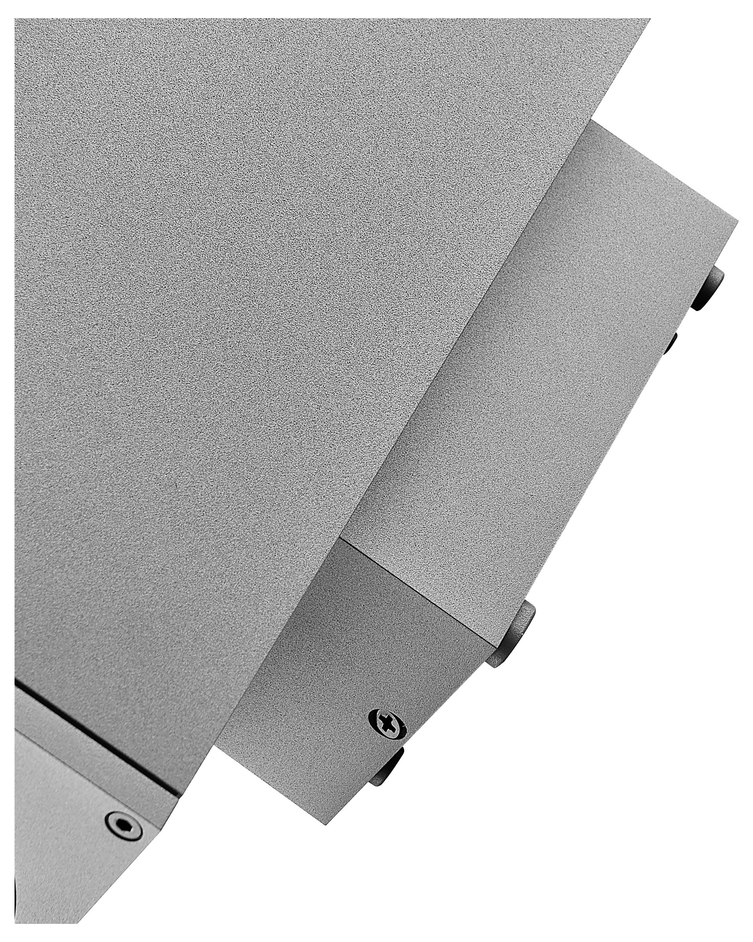 Nahaufnahme einer Ecke eines grauen Metallgeräts mit einem aufklappbaren Seitenpanel und sichtbaren Schrauben vor weißem Hintergrund.