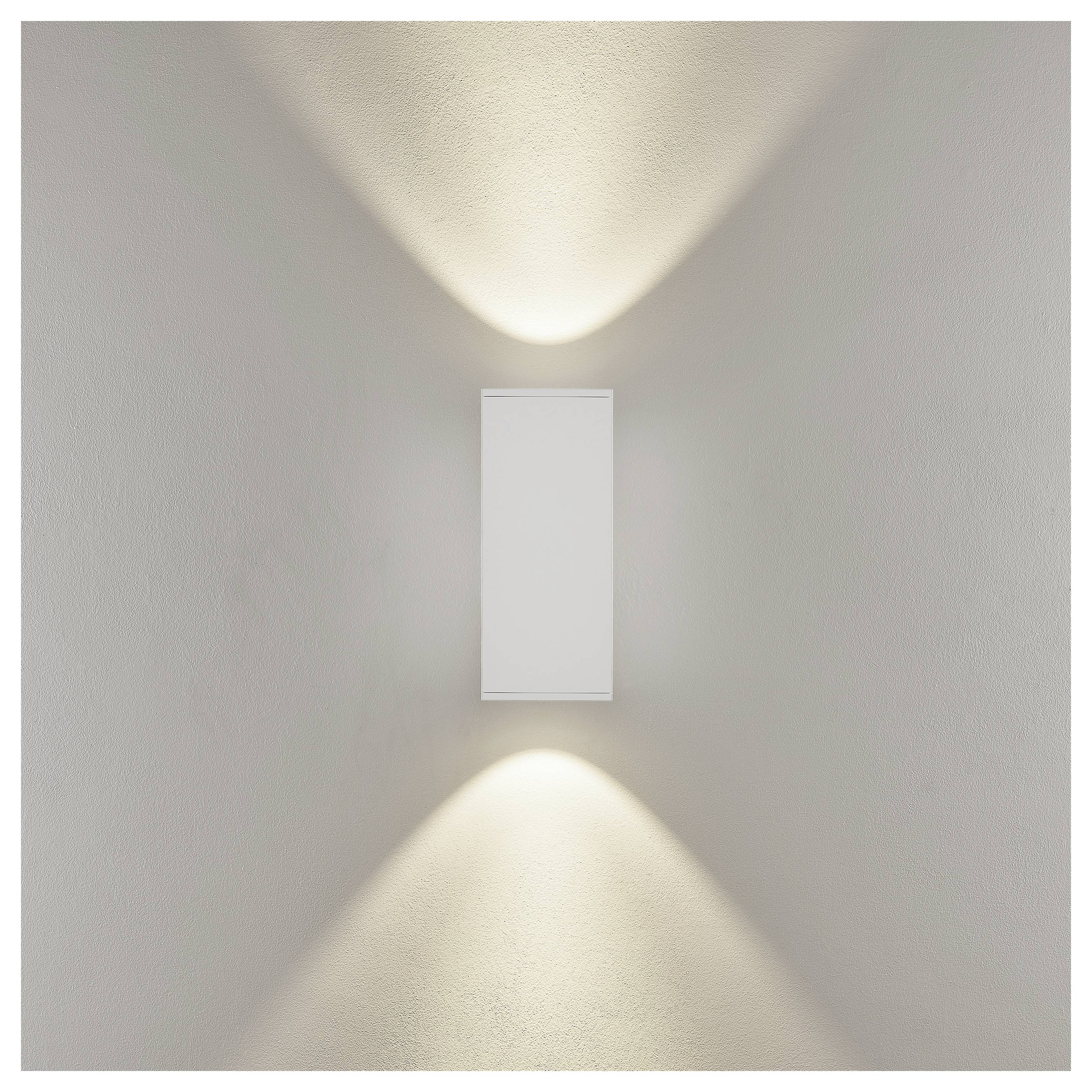 Minimalistische weiße Wandleuchte, die auf einer beigefarbenen Wand weiche Lichtströme nach oben und unten wirft.