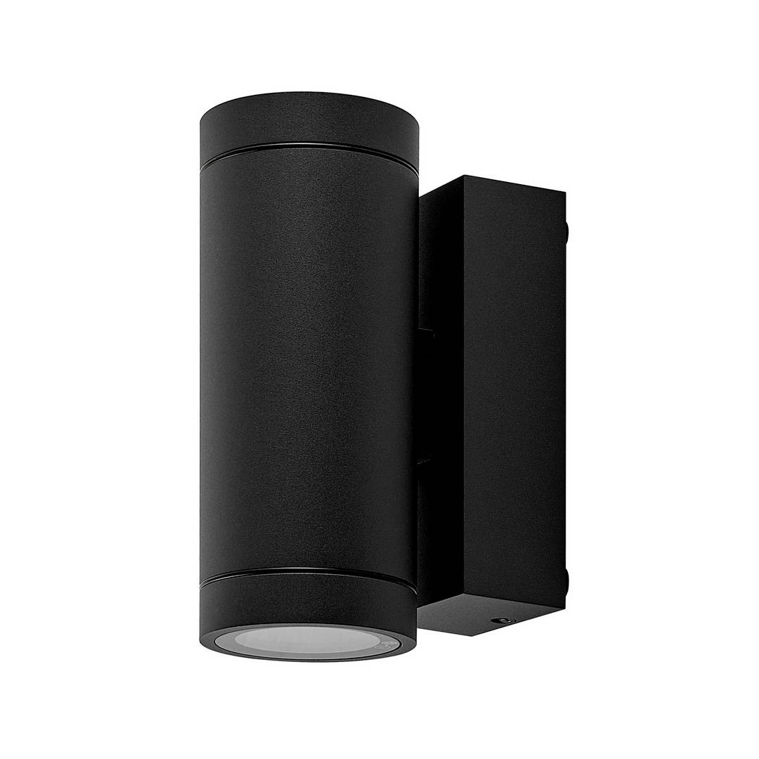 Schwarze zylindrische wandmontierte Außenleuchte mit rechteckiger Basis auf weißem Hintergrund.