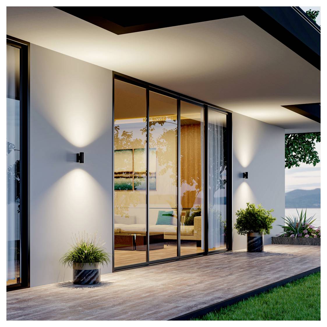 Modernes Terrassenzimmer mit großen Glasschiebetüren, die sich zu einem möblierten Wohnzimmer öffnen, beleuchtet durch Wandleuchten und umgeben von Topfpflanzen und Rasen.