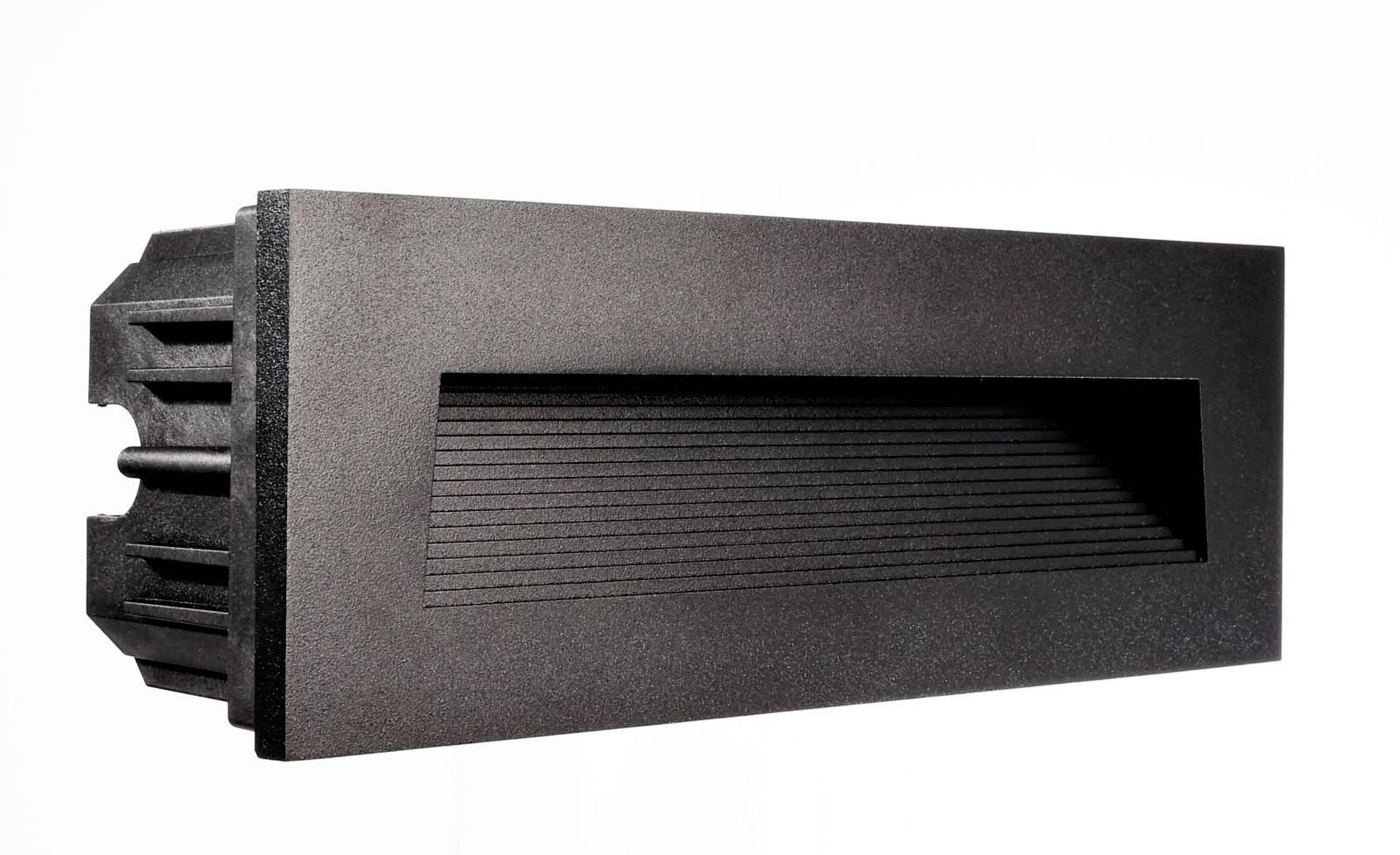 Schwarze rechteckige Wandlüftungsgitter mit einer eingefassten horizontalen Lamellöffnung und gerilltem Seitengehäuse auf weißem Hintergrund