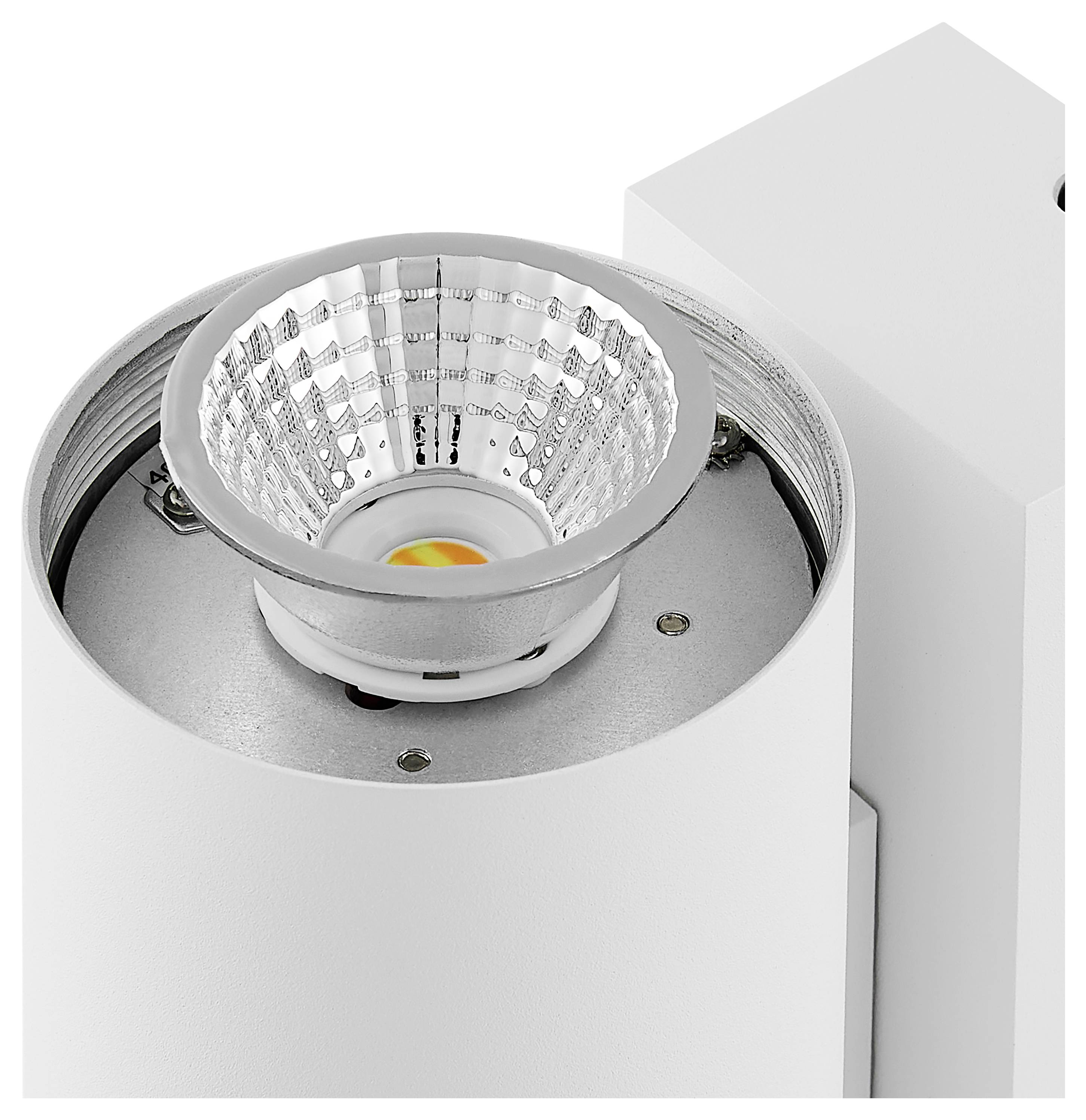 Nahaufnahme eines weißen zylindrischen Deckenspotlights mit reflektierender LED-Downlight in einer eingelassenen Fassung.