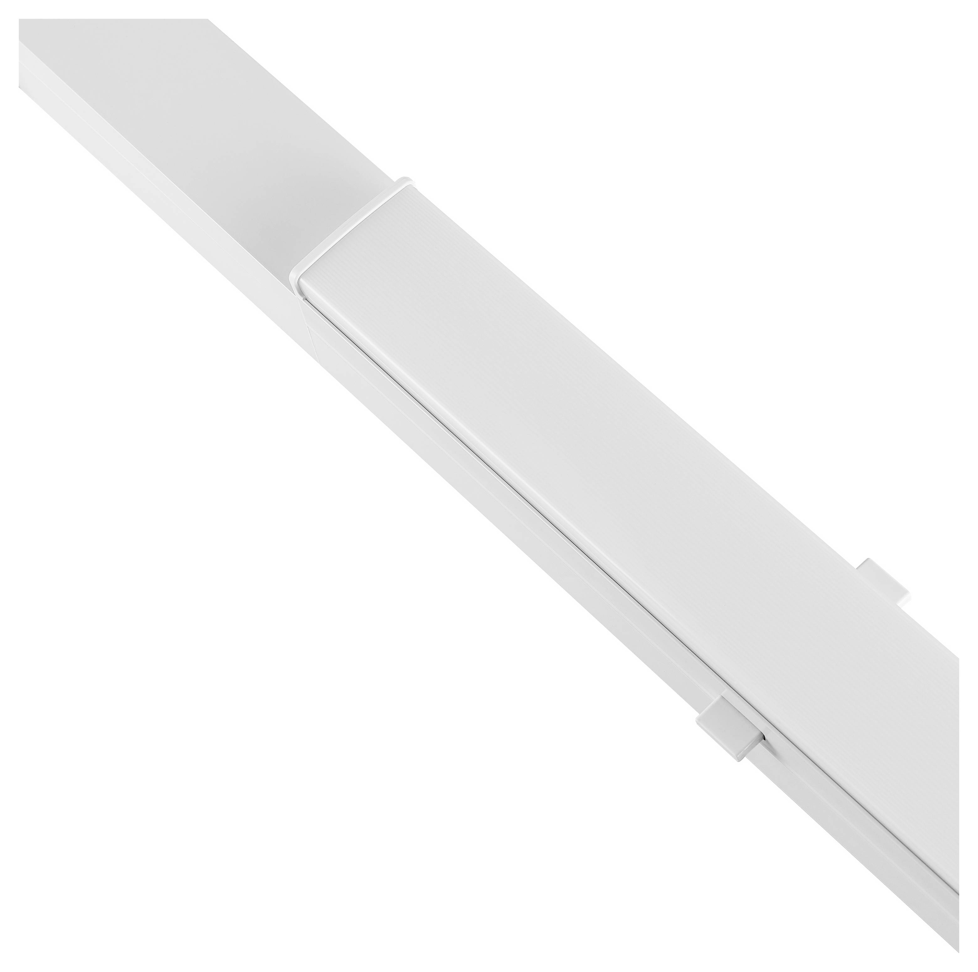Weiße lineare LED-Leuchte diagonal auf einem einfachen weißen Hintergrund montiert