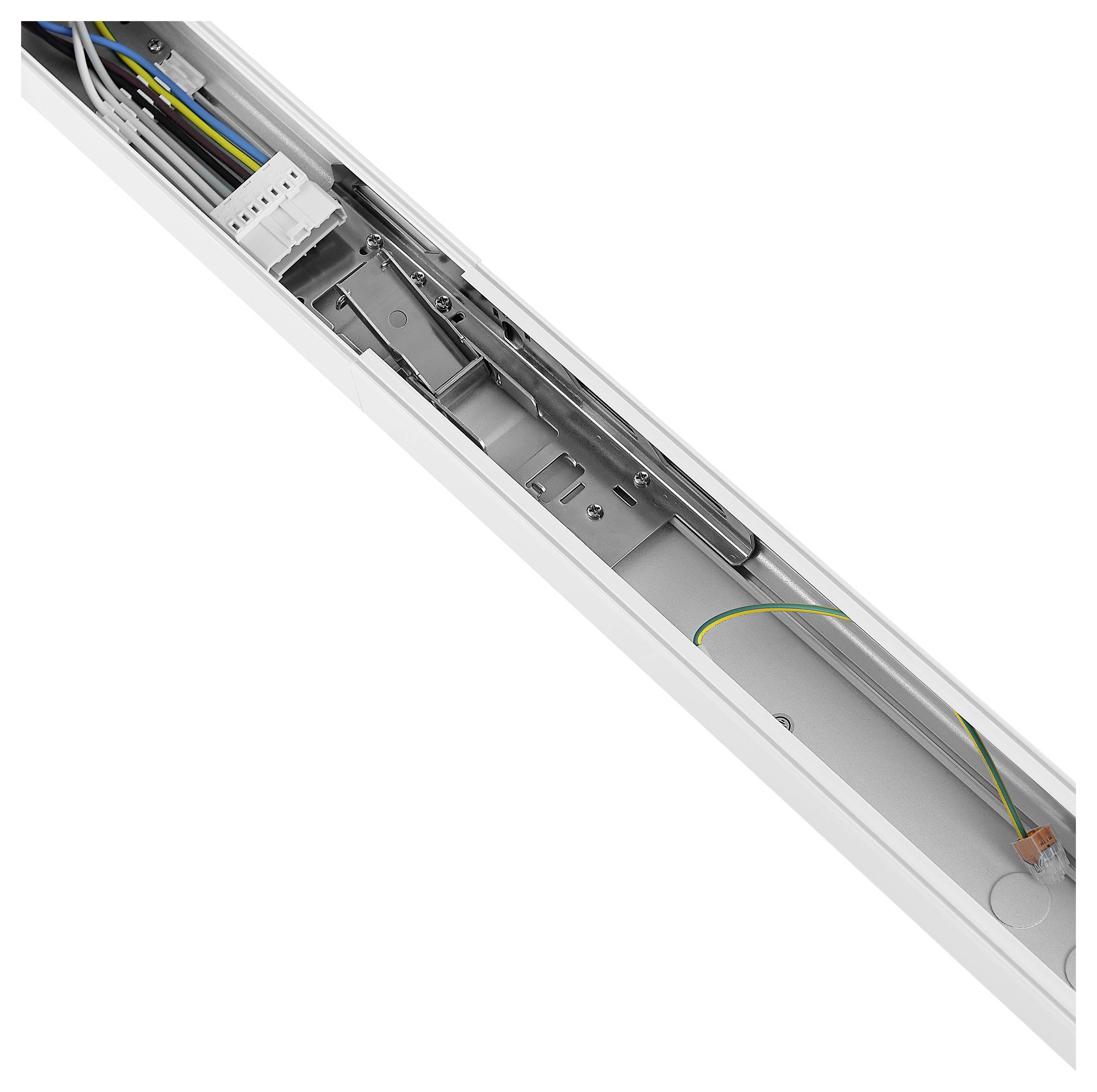 Diagonale Ansicht einer Metallkabelrinne oder eines Gehäuses mit interner Verkabelung, die den offenen Kanal und die Anschlüsse im Inneren zeigt.