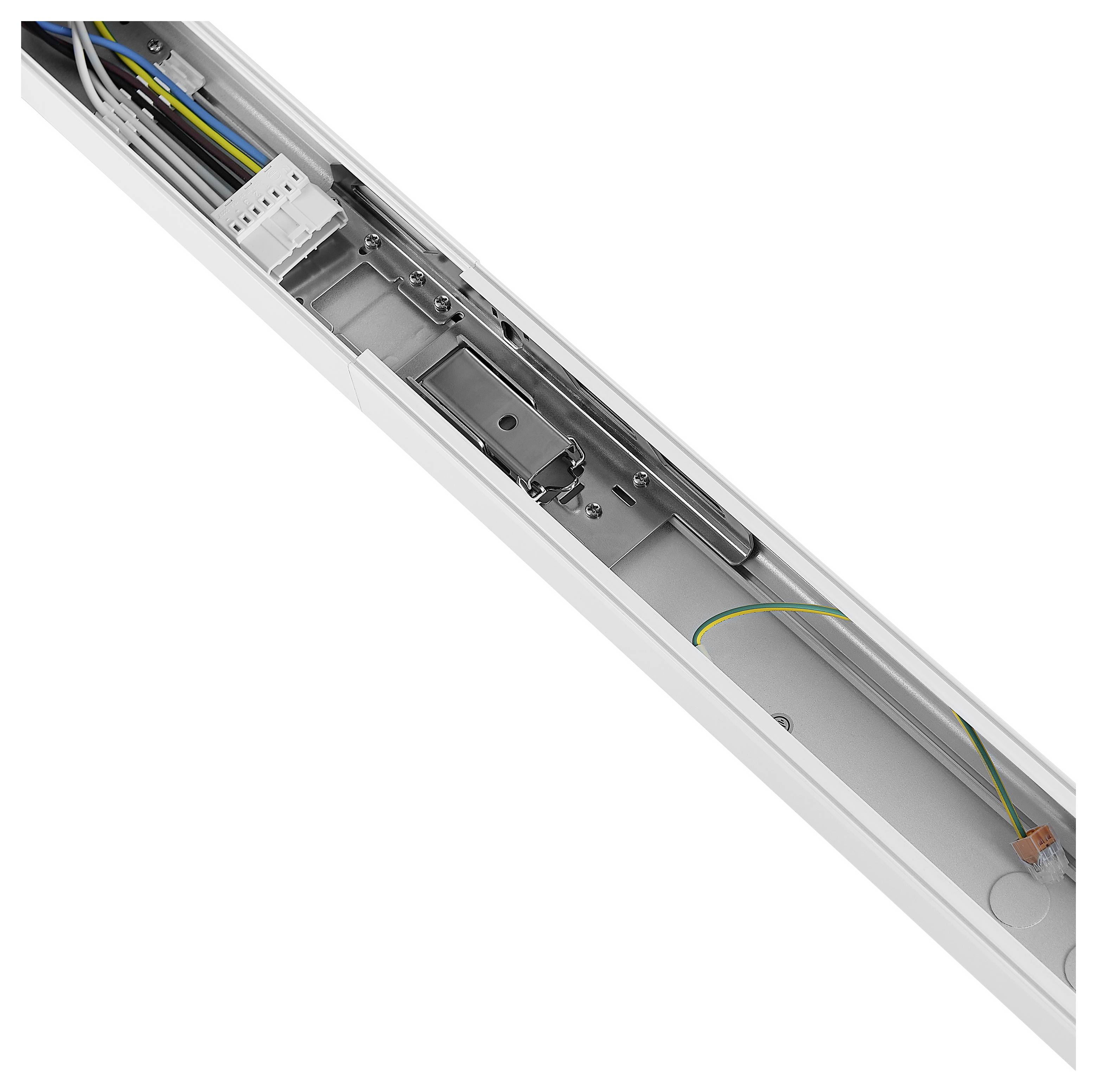 Nahaufnahme der inneren Verdrahtung und Befestigungshardware einer linearen Leuchte in einem langen Metallgehäuse.