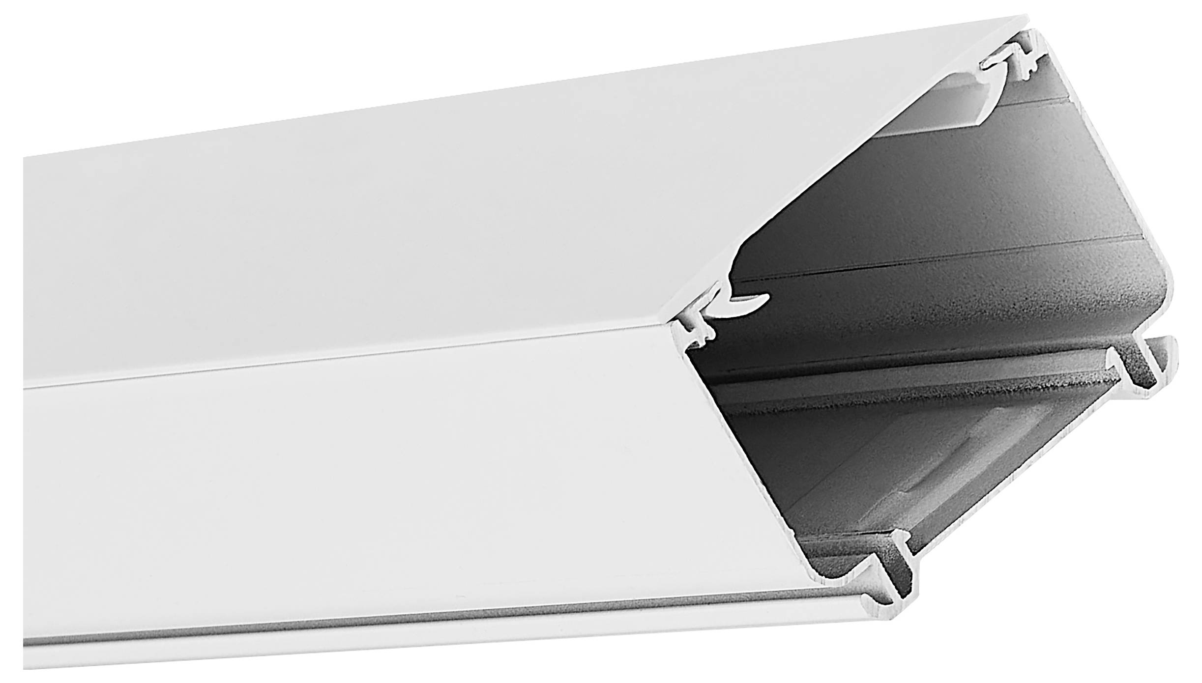 Querschnitt eines weißen Aluminiumprofils mit einem dunklen inneren Einsatz, das die Profilform und die verriegelnden Kanten zeigt.