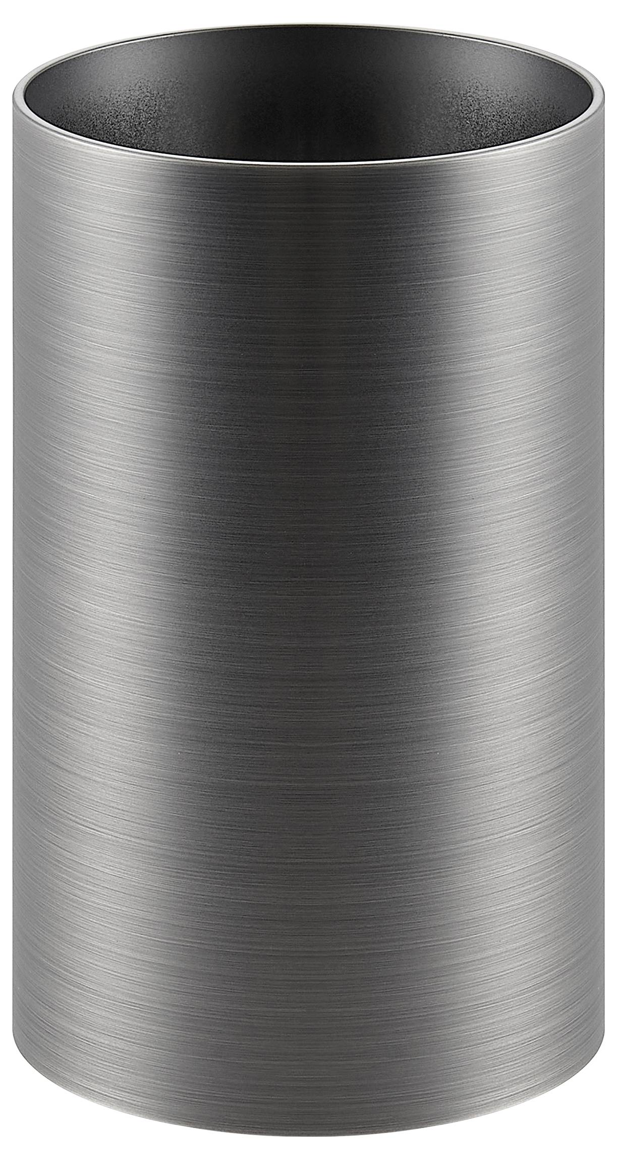 Ein gebürsteter metallischer zylindrischer Becher oder Behälter mit offener Oberseite, gezeigt vor einem einfachen Hintergrund.