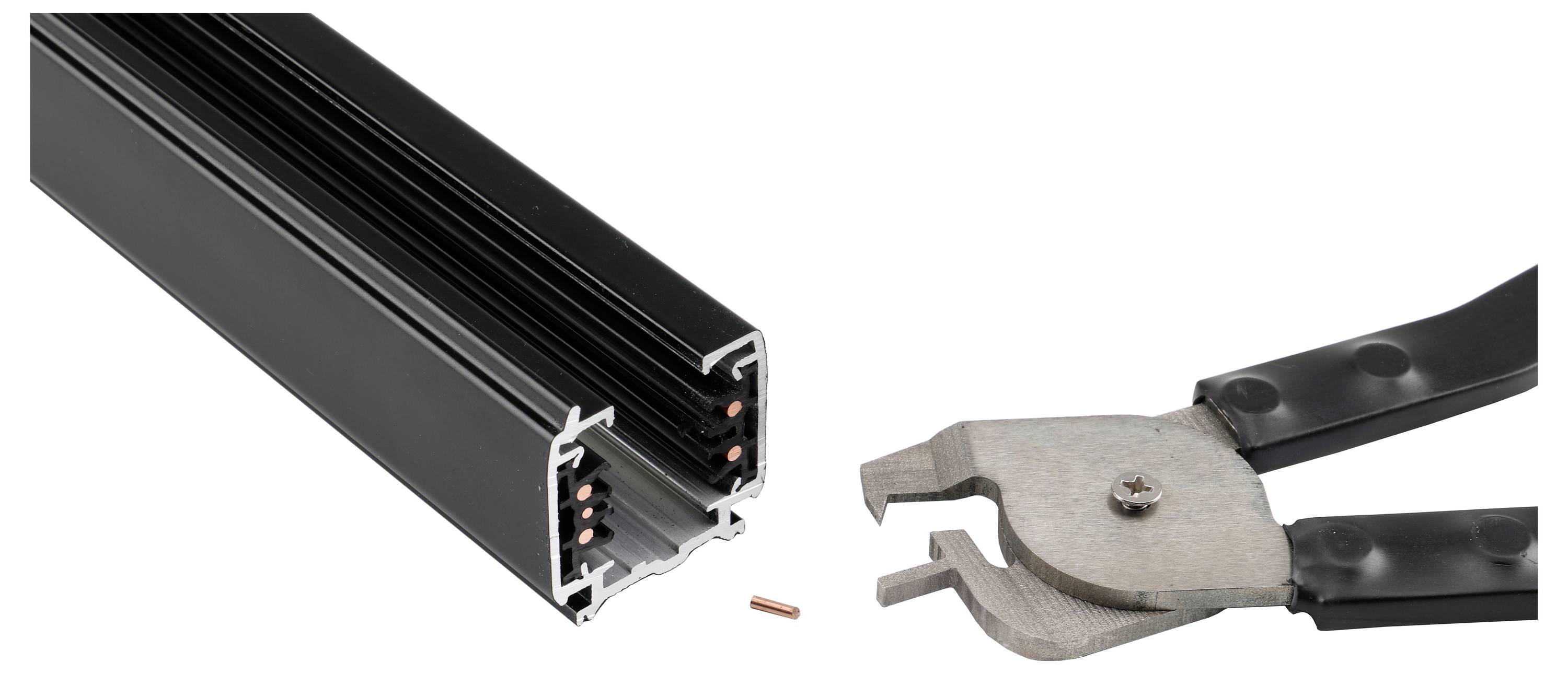 Schwarzer Aluminium-LED-Kanal mit LED-Streifeneinsatz, neben schwarzem Schneidwerkzeug mit Griff und kleinem Kupferstecker auf weißem Hintergrund