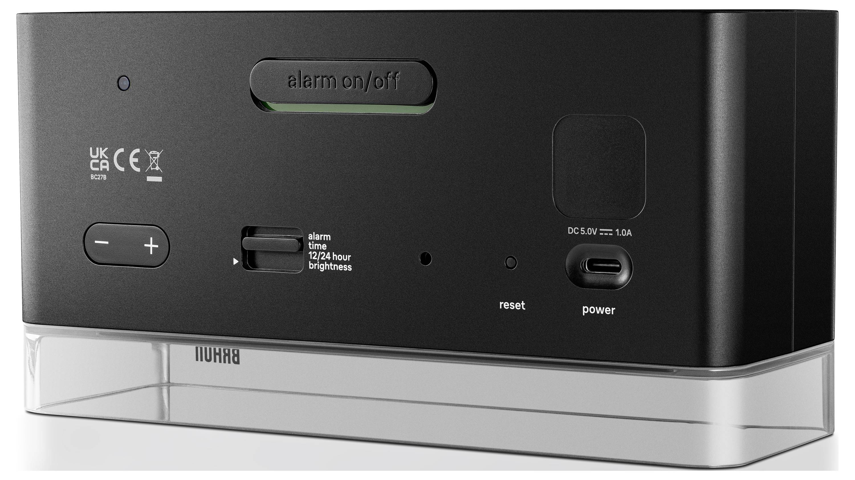 Rückansicht eines BAHAM-Uhrenradios mit Ein-/Ausschalter für Alarm, Dimmerschalter, Reset-Loch, USB-C-Stromanschluss und integriertem Stromkabel.