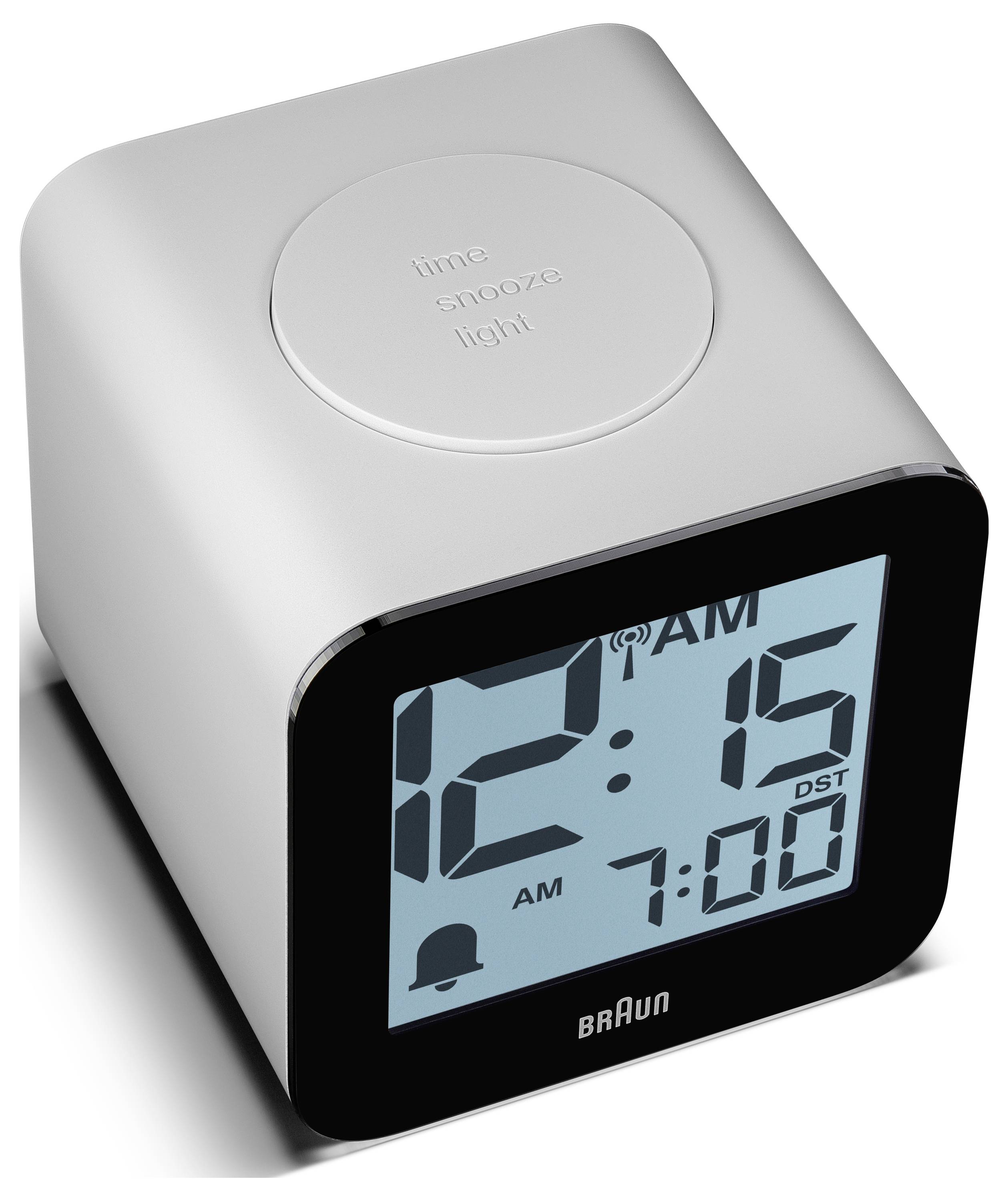 Braun Digitalwecker zeigt 12:15 Uhr morgens an, mit Alarm auf 7:00 Uhr eingestellt und Sommerzeit-Anzeige auf dem Display.