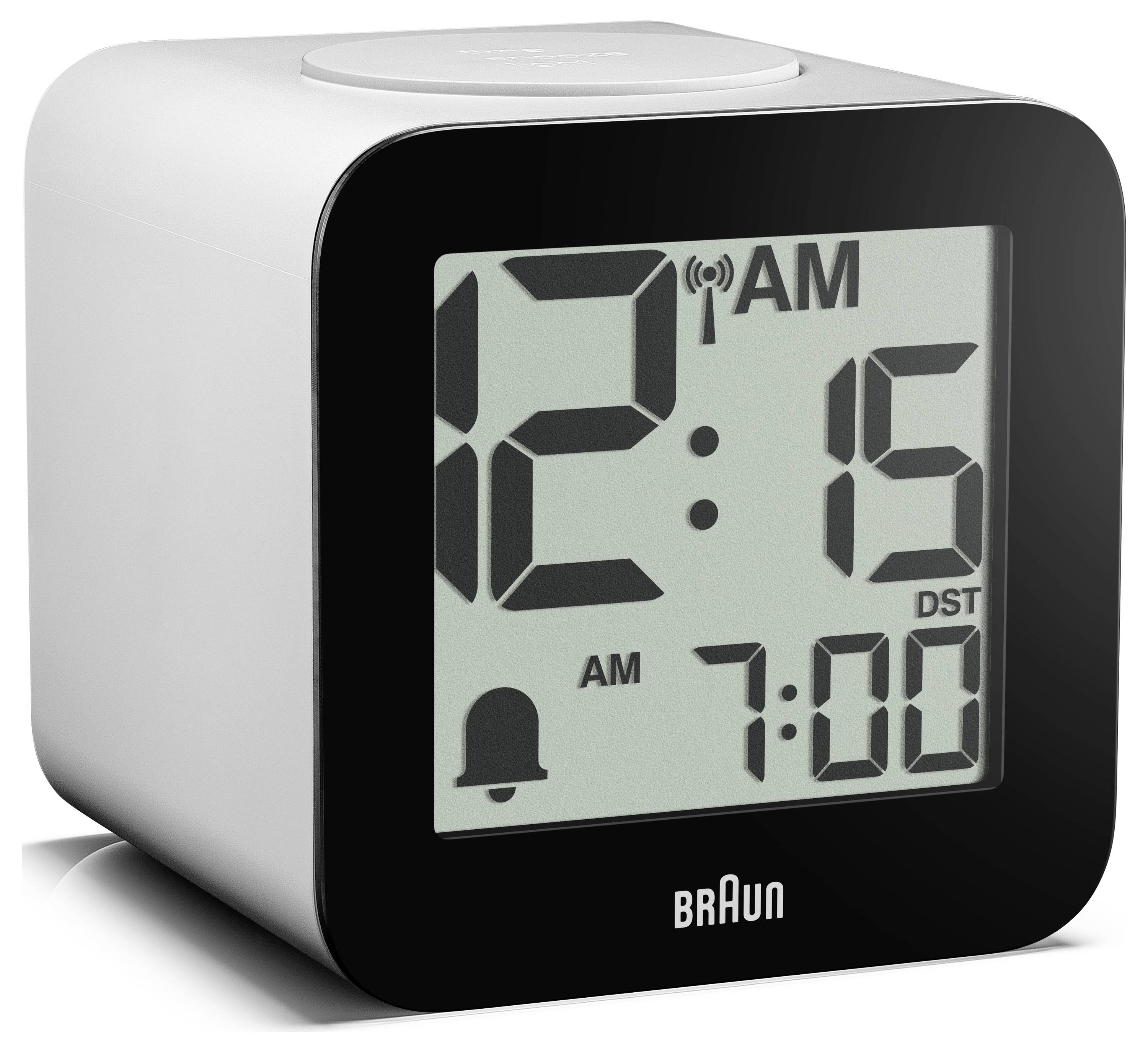 Braun digitale Wecker zeigt 12:15 Uhr nachts an, mit Alarm eingestellt auf 7:00 Uhr morgens und Sommerzeit-Anzeige.
