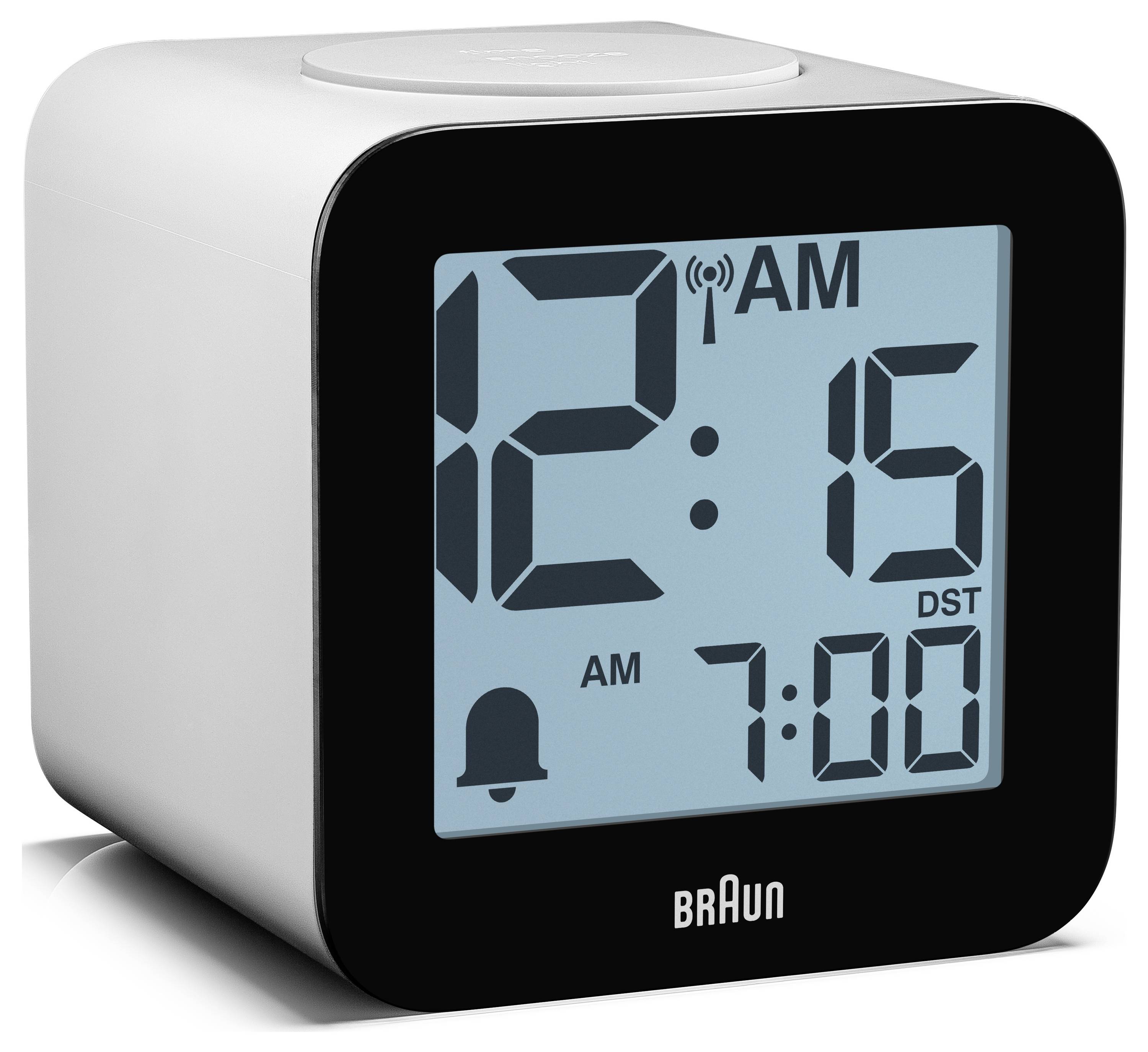 Digitale Braun-Wecker zeigt 12:15 Uhr morgens an mit Alarm auf 7:00 Uhr eingestellt und Sommerzeit-Anzeige.