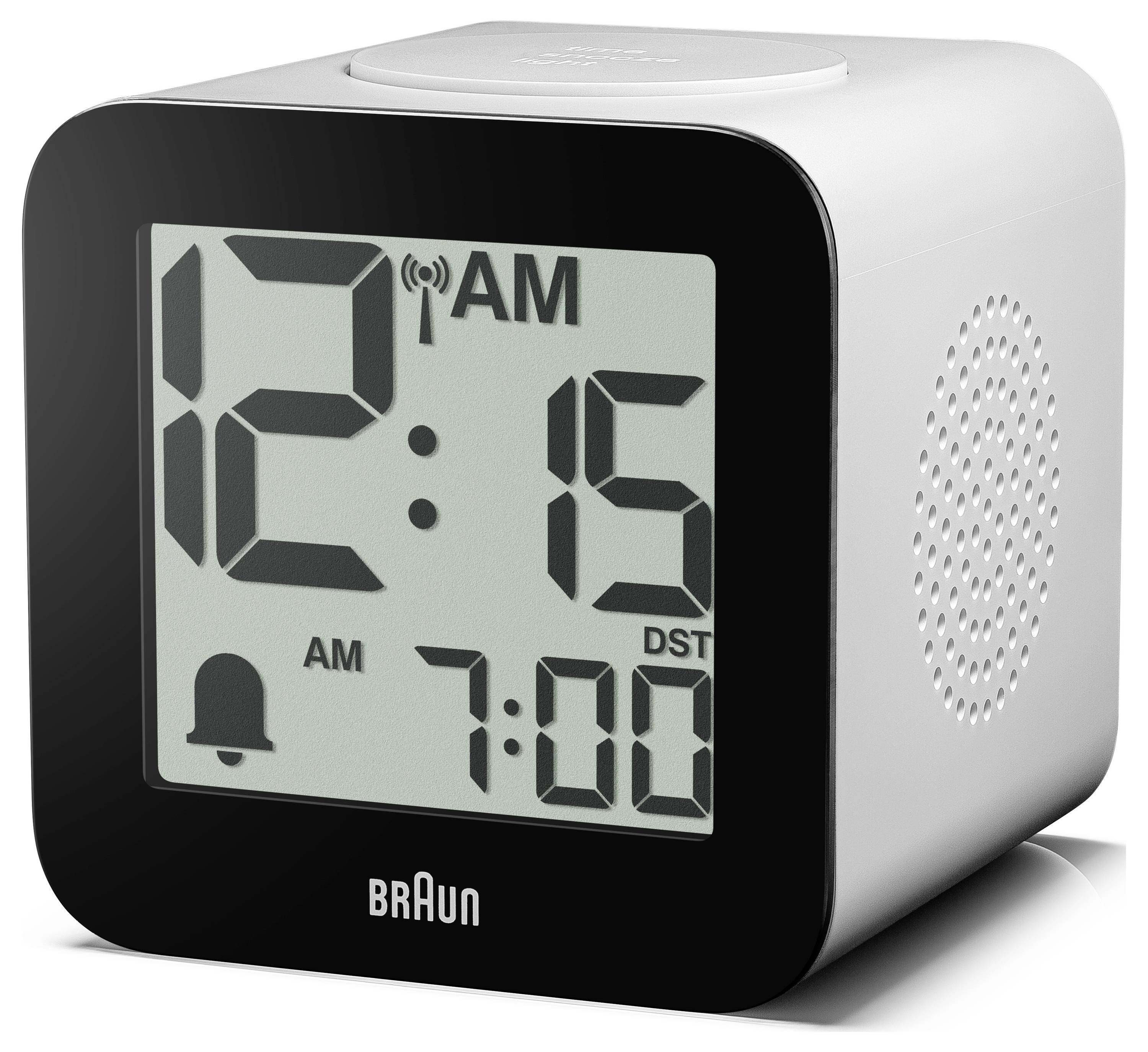 Digitale Braun-Wecker zeigt 12:15 Uhr nachts und 7:00 Uhr Alarmzeit an, mit AM- und Sommerzeit-Indikatoren und Lautsprechergitter an der Seite.