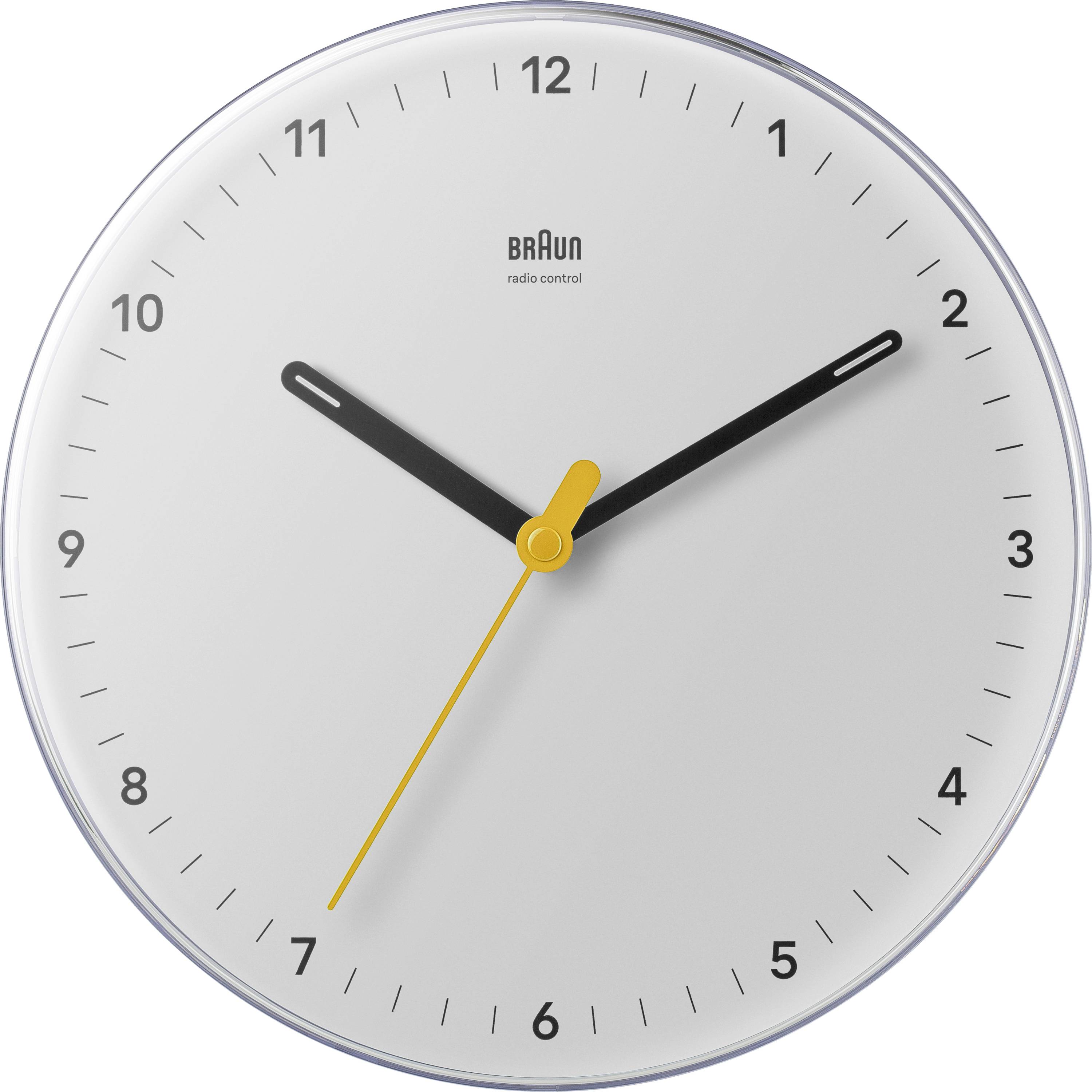 Analoge Braun-Wanduhr mit schwarzen Stunden- und Minutenzeigern und gelbem Sekundenzeiger, der etwa 10:10 anzeigt; weißes Zifferblatt mit 12-Stunden-Zahlen.