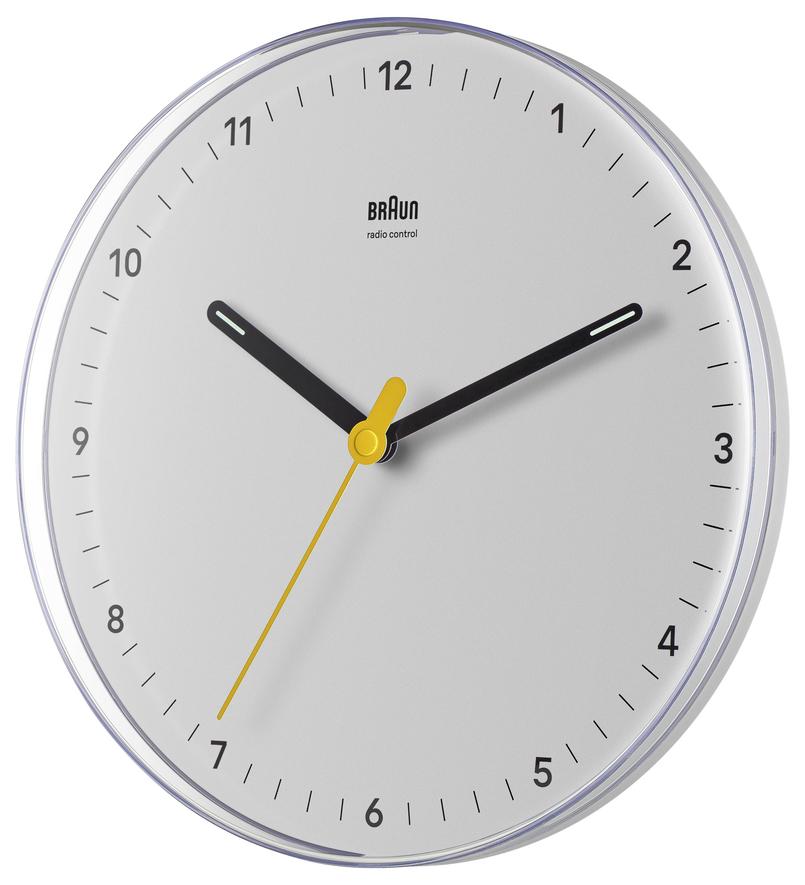 Runde braune analoge Wanduhr, die etwa 10:10 Uhr anzeigt, mit schwarzen Stunden- und Minutenzeigern und einem dünnen gelben Sekundenzeiger.