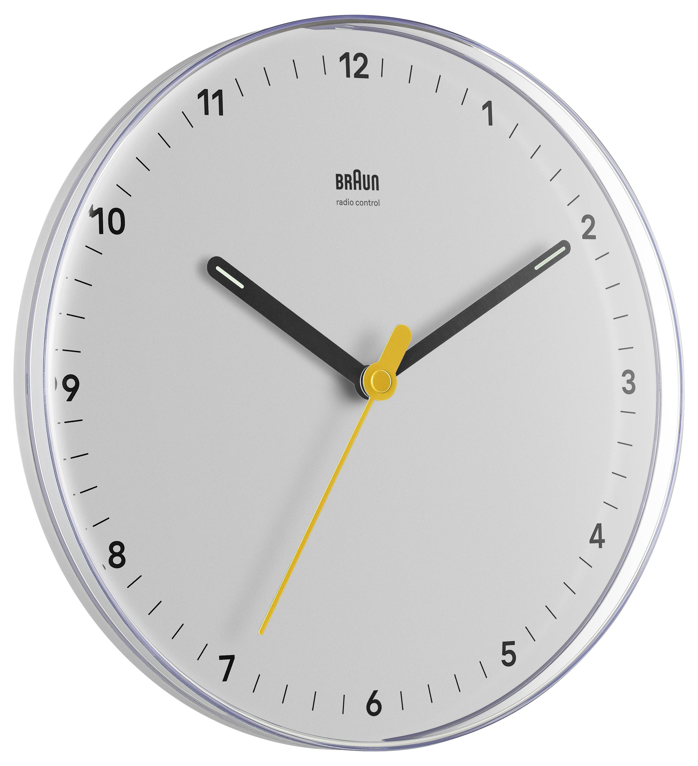 Runde Braun-Wanduhr mit weißem Zifferblatt, schwarzen Ziffern und drei Zeigern, die etwa 10:10 anzeigen.