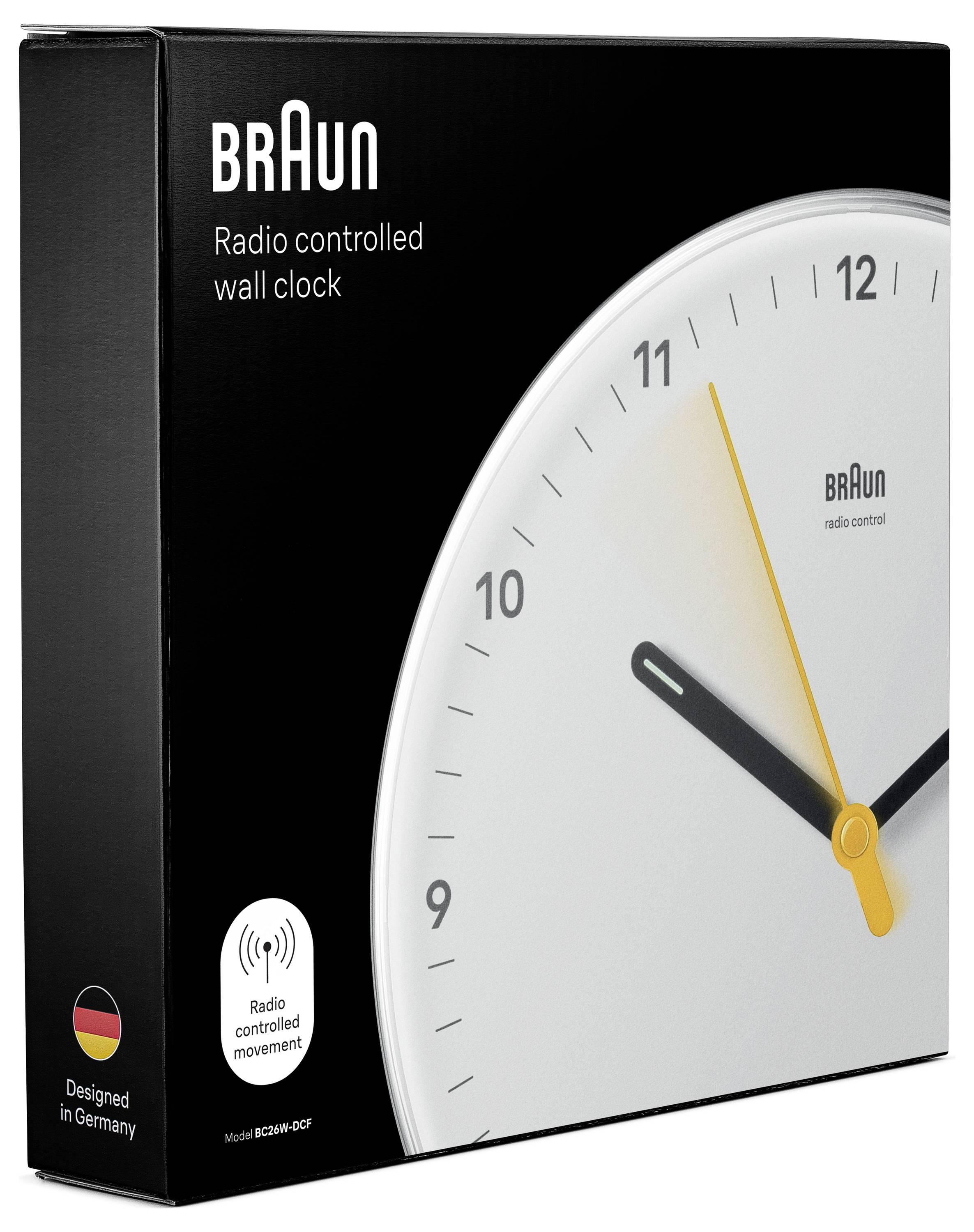 Braun funkgesteuerte Wanduhr in einer Produktverpackung mit einem weißen analogen Zifferblatt mit schwarzen Zeigern und orangefarbenem Sekundenzeiger, beschriftet mit 