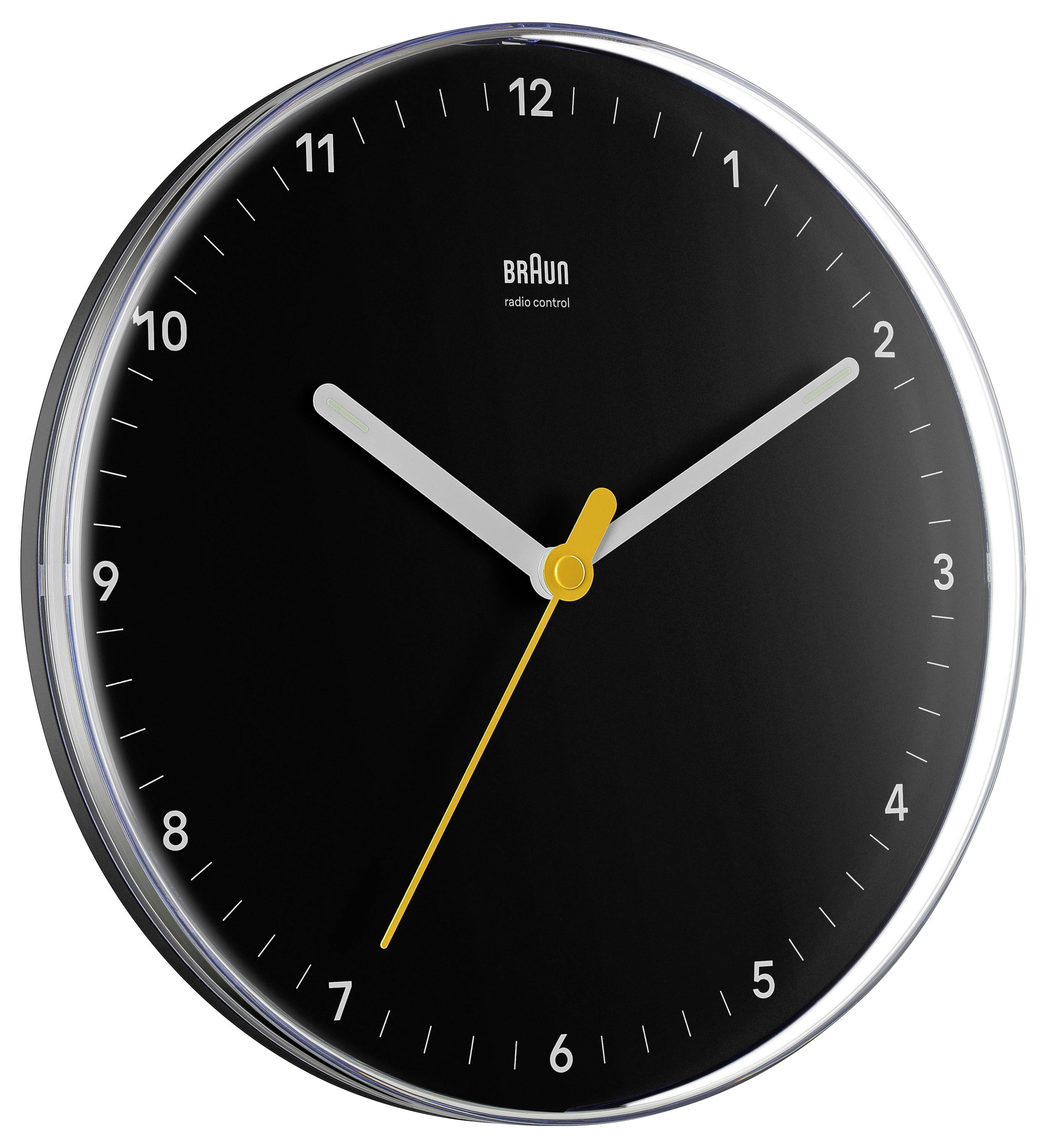 Schwarzbraune analoge Wanduhr von Braun mit weißen Ziffern und Zeigern, die etwa 10:10 anzeigt, mit einem gelben Sekundenzeiger.