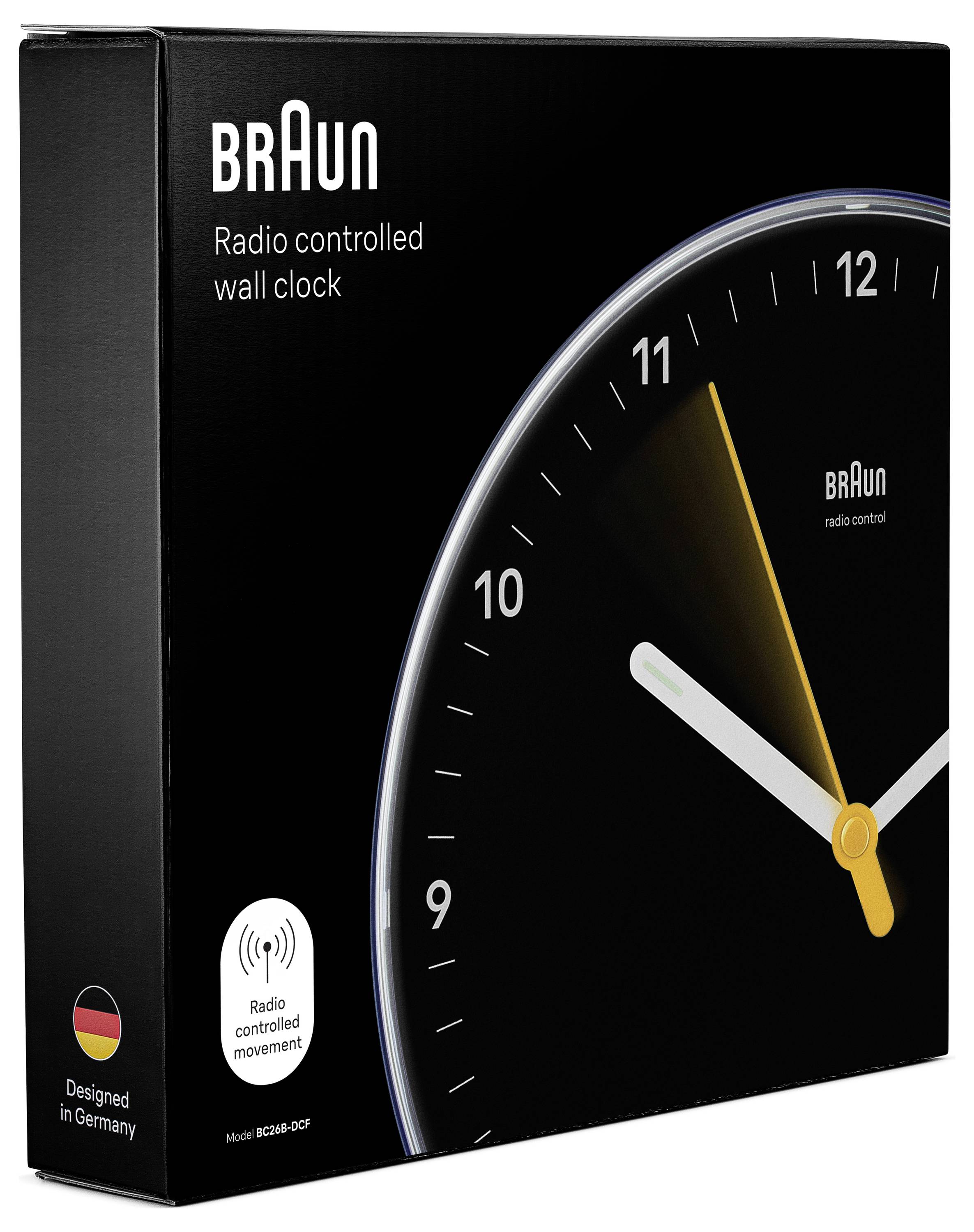 Braun funkgesteuerte Wanduhr in schwarzer Verpackung, mit schwarzem Zifferblatt, weißen Ziffern und orangefarbenem Sekundenzeiger; in Deutschland gestaltet.