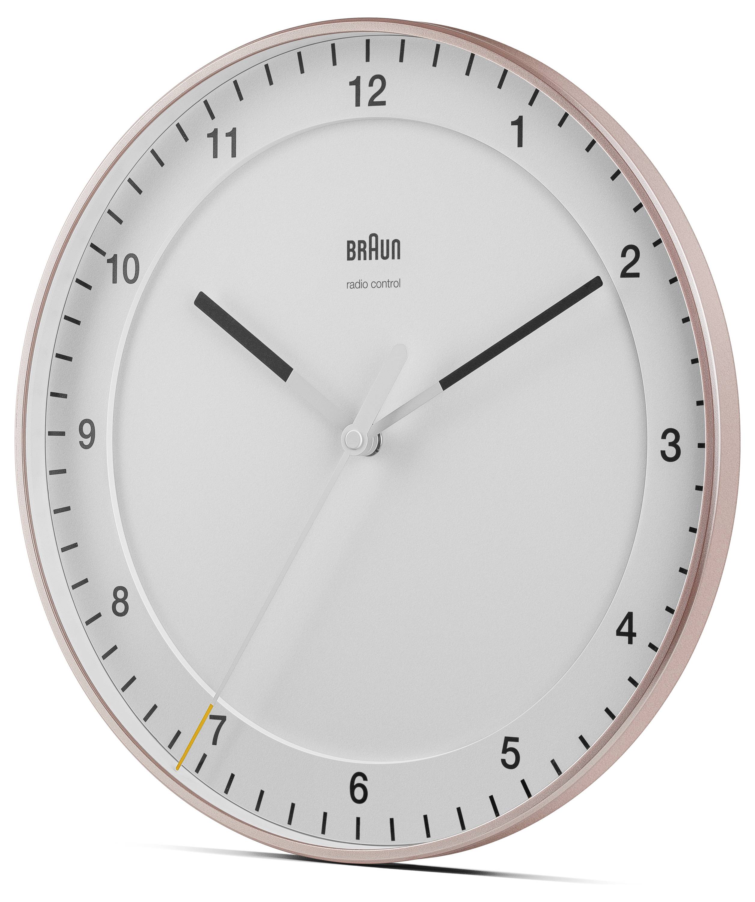 Weiß-braune Wanduhr, die etwa 10:10 anzeigt, mit schwarzen Ziffern und Zeigern sowie einer Roségold-Einfassung.