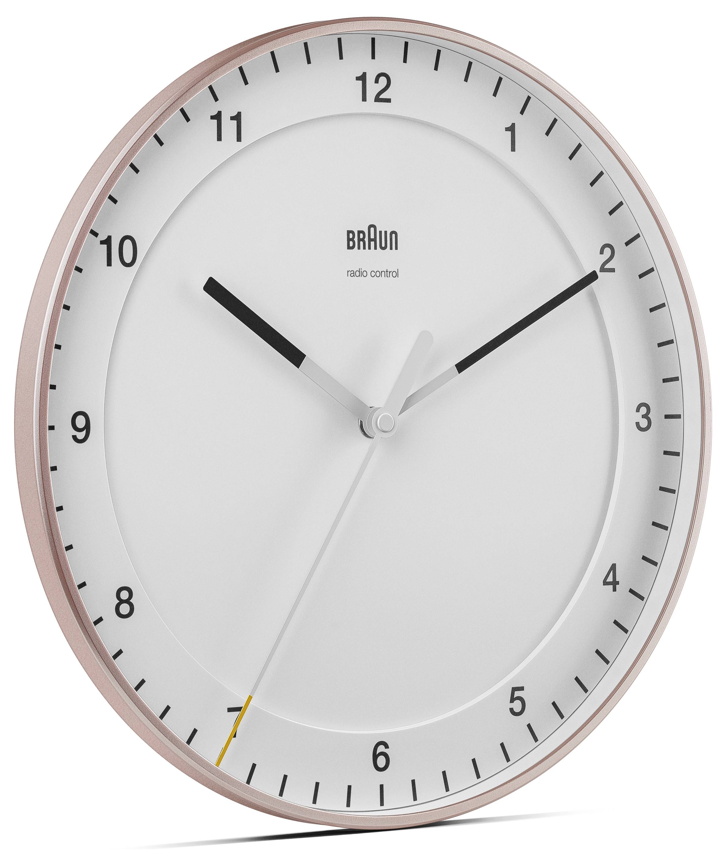Runde Braun Wanduhr mit weißem Zifferblatt, schwarzen Ziffern und drei Zeigern, die etwa 10:10 Uhr anzeigen.