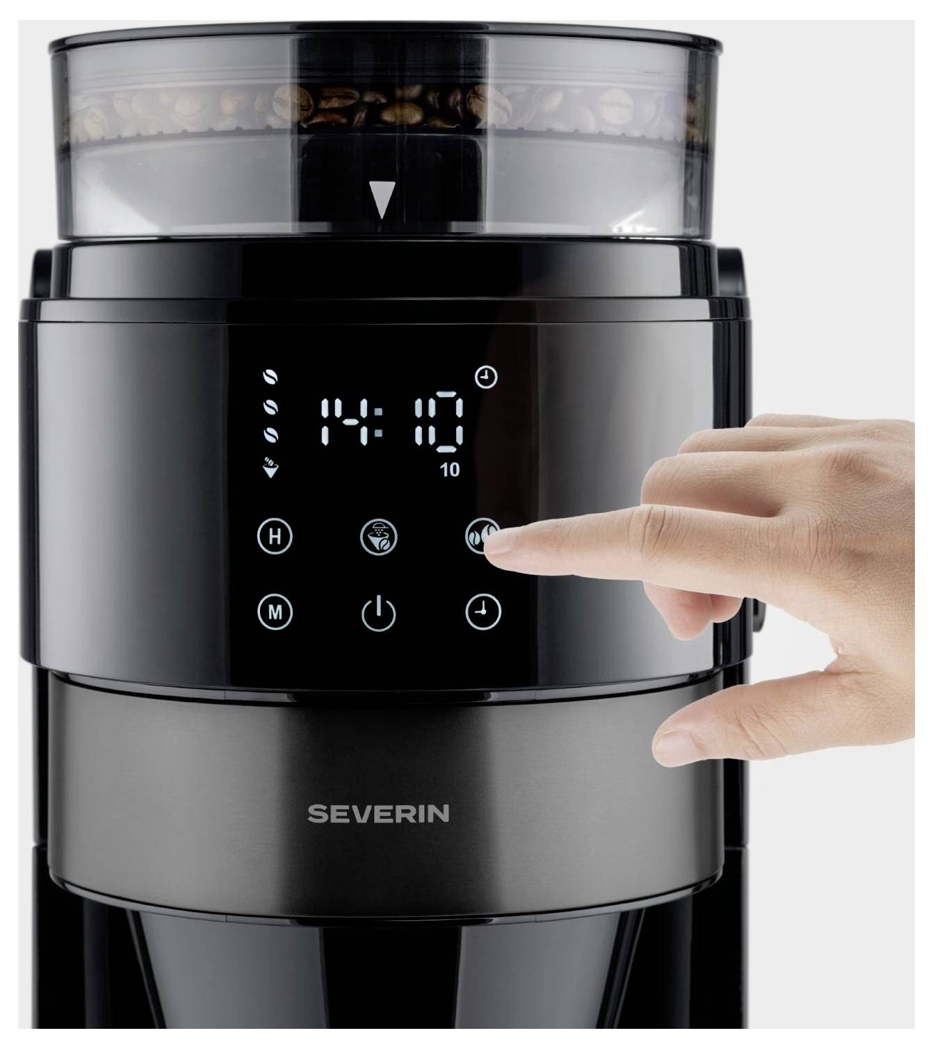 Hand drückt Tasten auf einer Severin-Kaffeemühle mit digitaler Anzeige und Bohnenbehälter, was programmierbare Mahleinstellungen anzeigt.