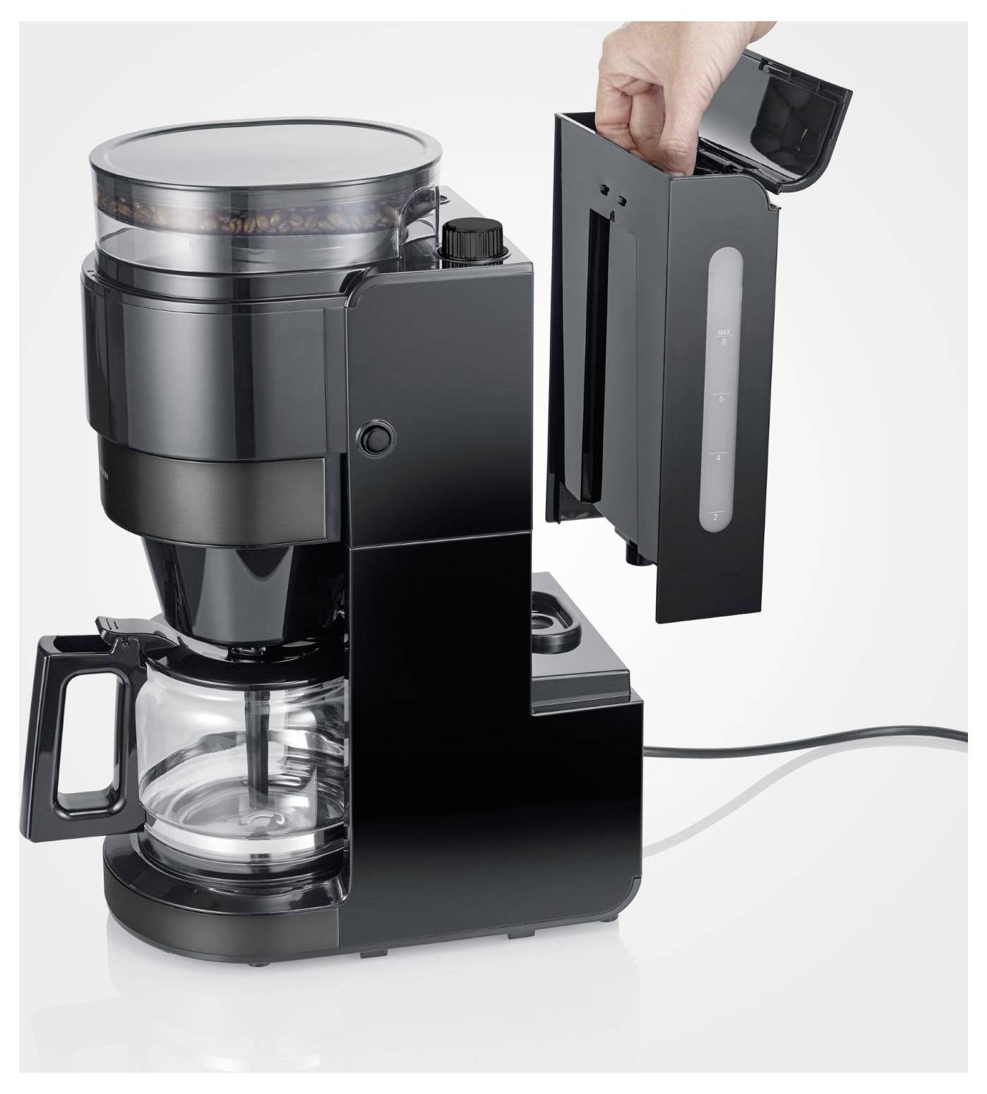 Schwarzer Tropfkaffeeautomat mit einer Hand, die den abnehmbaren Wassertank auf der rechten Seite herausnimmt.