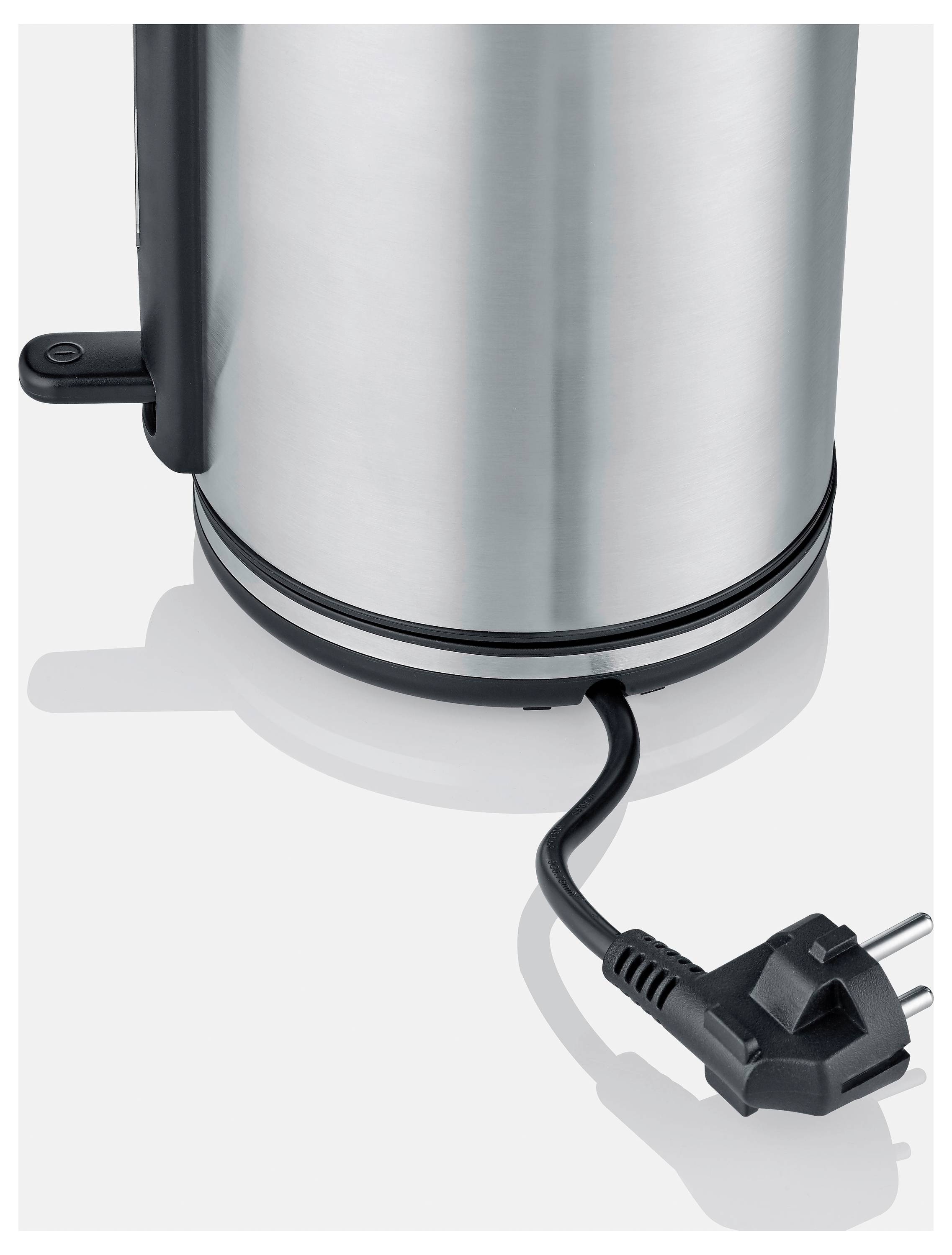 Boden eines elektrischen Edelstahl-Wasserkochers mit Stromkabel und zweipoligem Stecker
