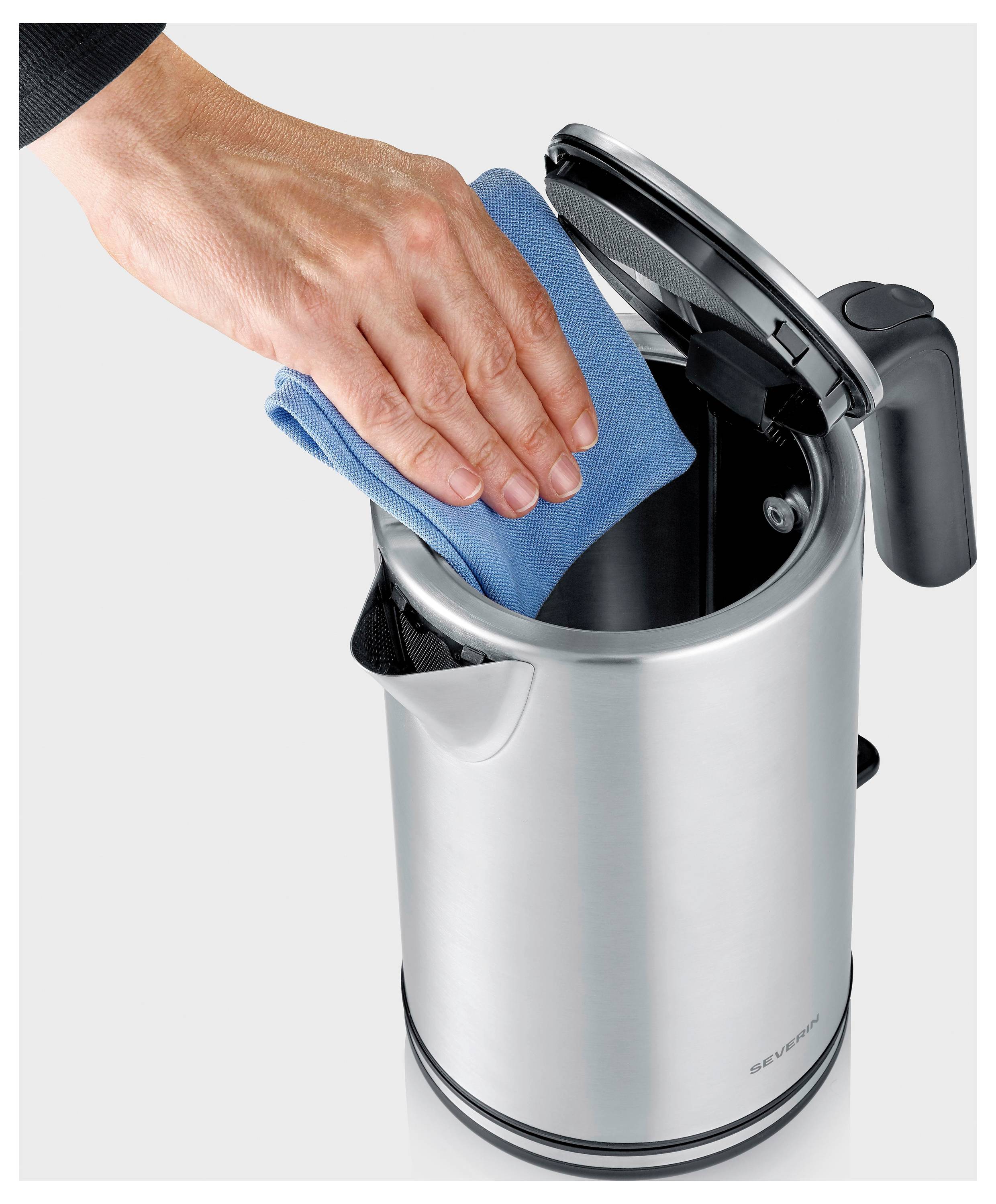 Hand wiping the inside of an open electric kettle with a blue cloth.---Hand, die das Innere eines offenen Elektrokessels mit einem blauen Tuch abwischt.