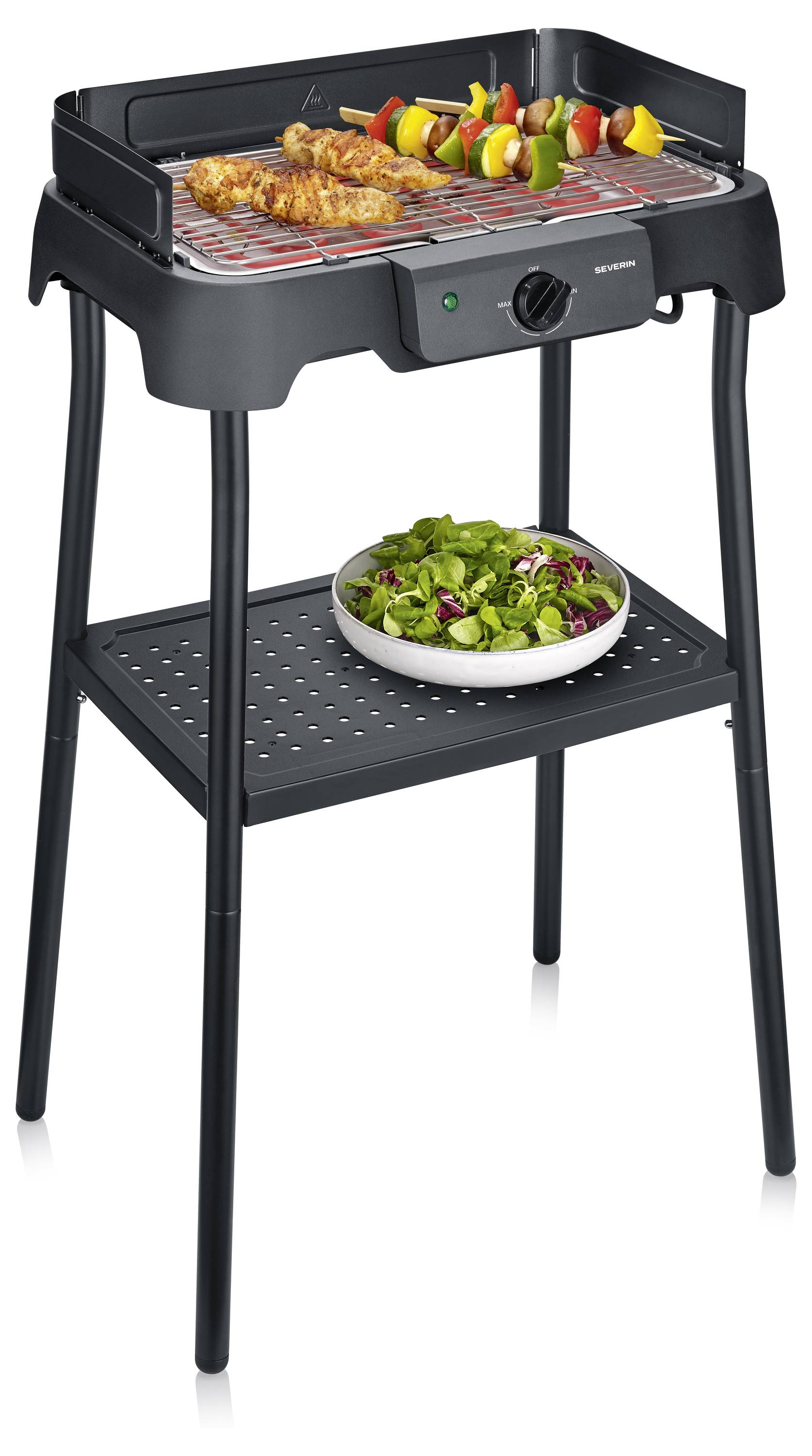 Schwarzer elektrischer Grillgrill auf einem Ständer mit Spießen auf dem oberen Rost und einer Salatschüssel auf dem unteren Regal.