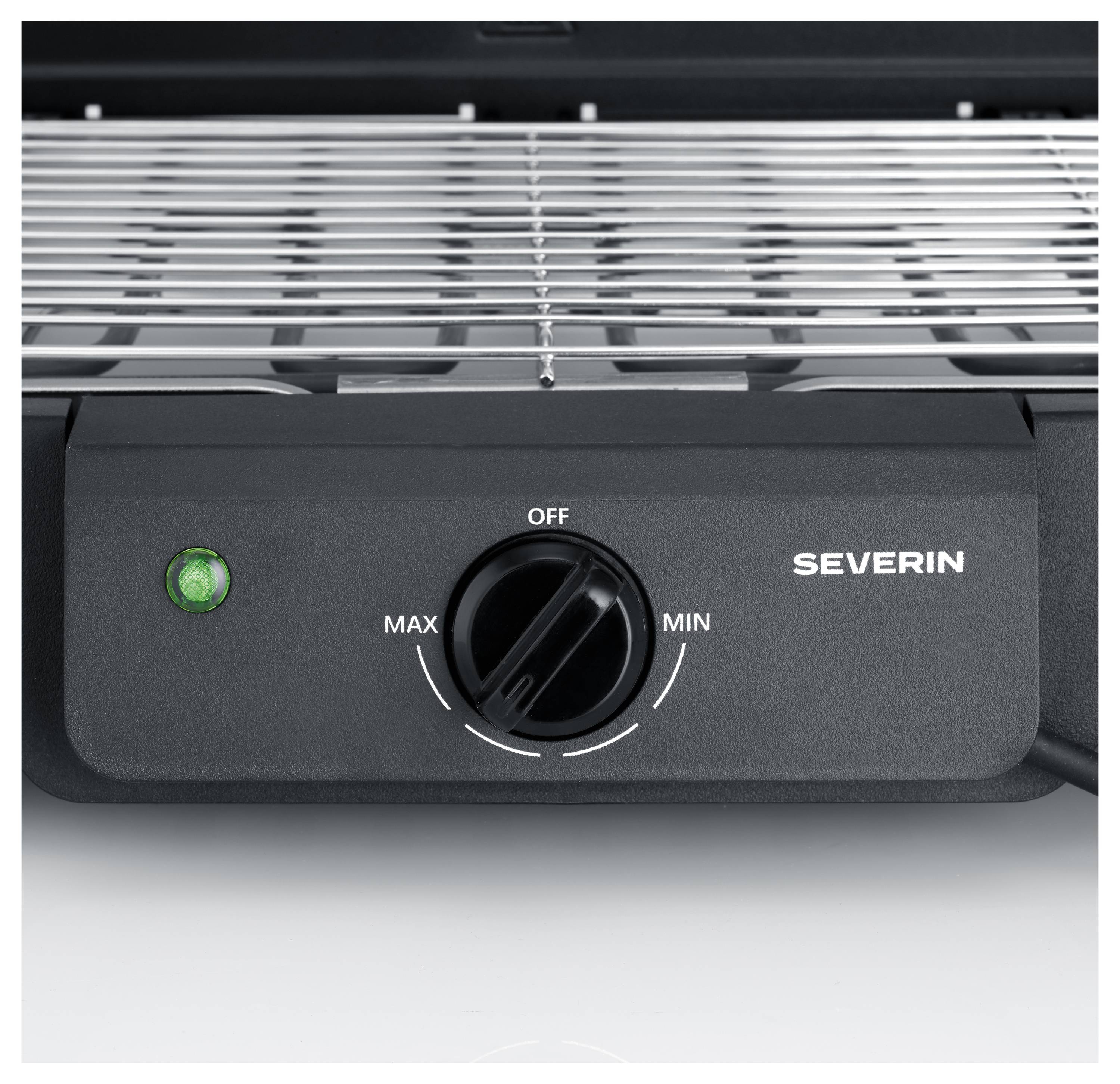 Nahaufnahme eines Severin-Elektrogrill-Bedienfelds mit einer grünen Kontrollleuchte und einem Regler mit den Beschriftungen AUS, MAX und MIN unter Metallrosten.