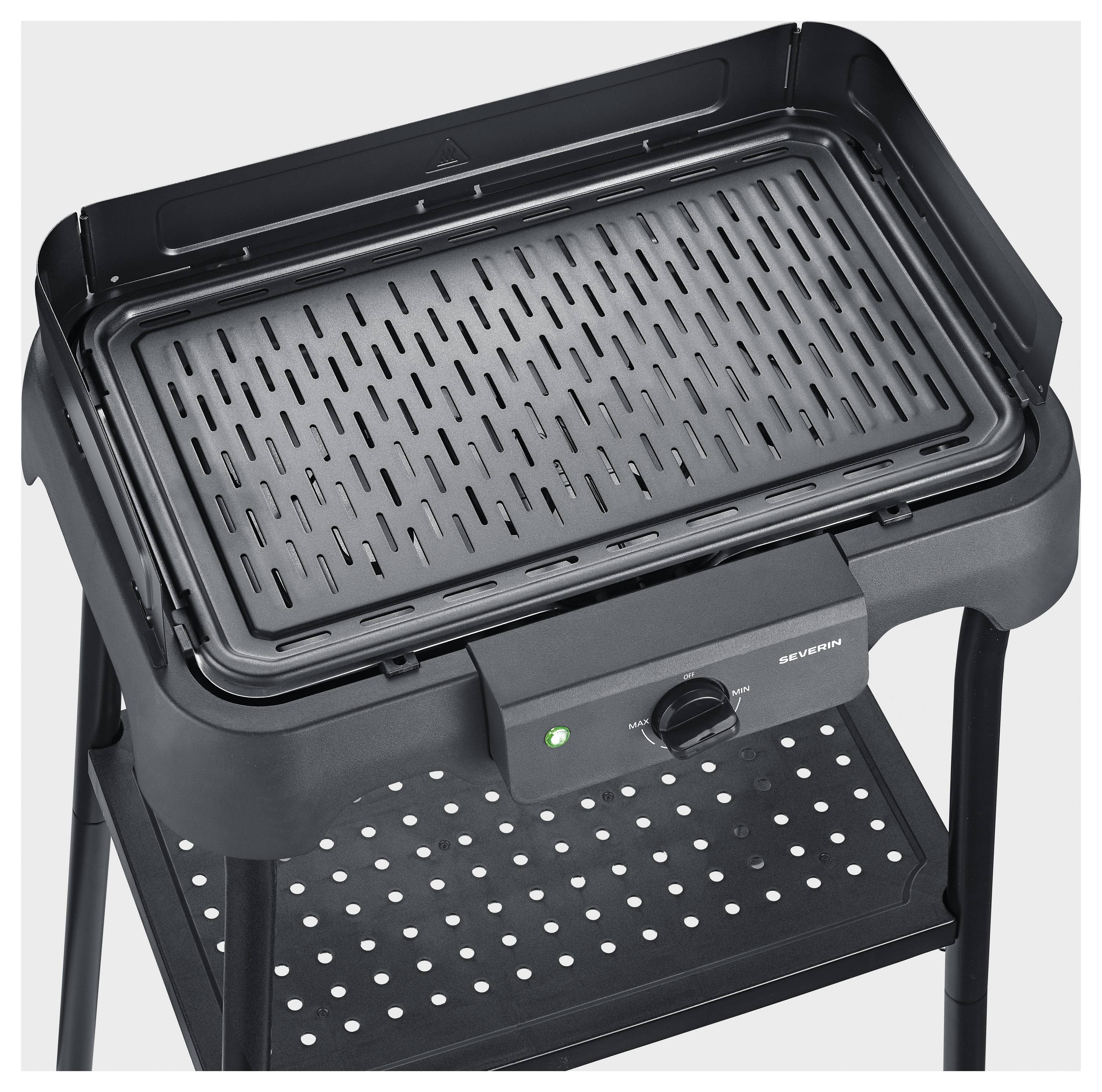 Schwarzer elektrischer Grill auf einem Ständer, gezeigt mit gerillter Kochplatte, Bedienknopf und unterem Regal, auf hellem Hintergrund.
