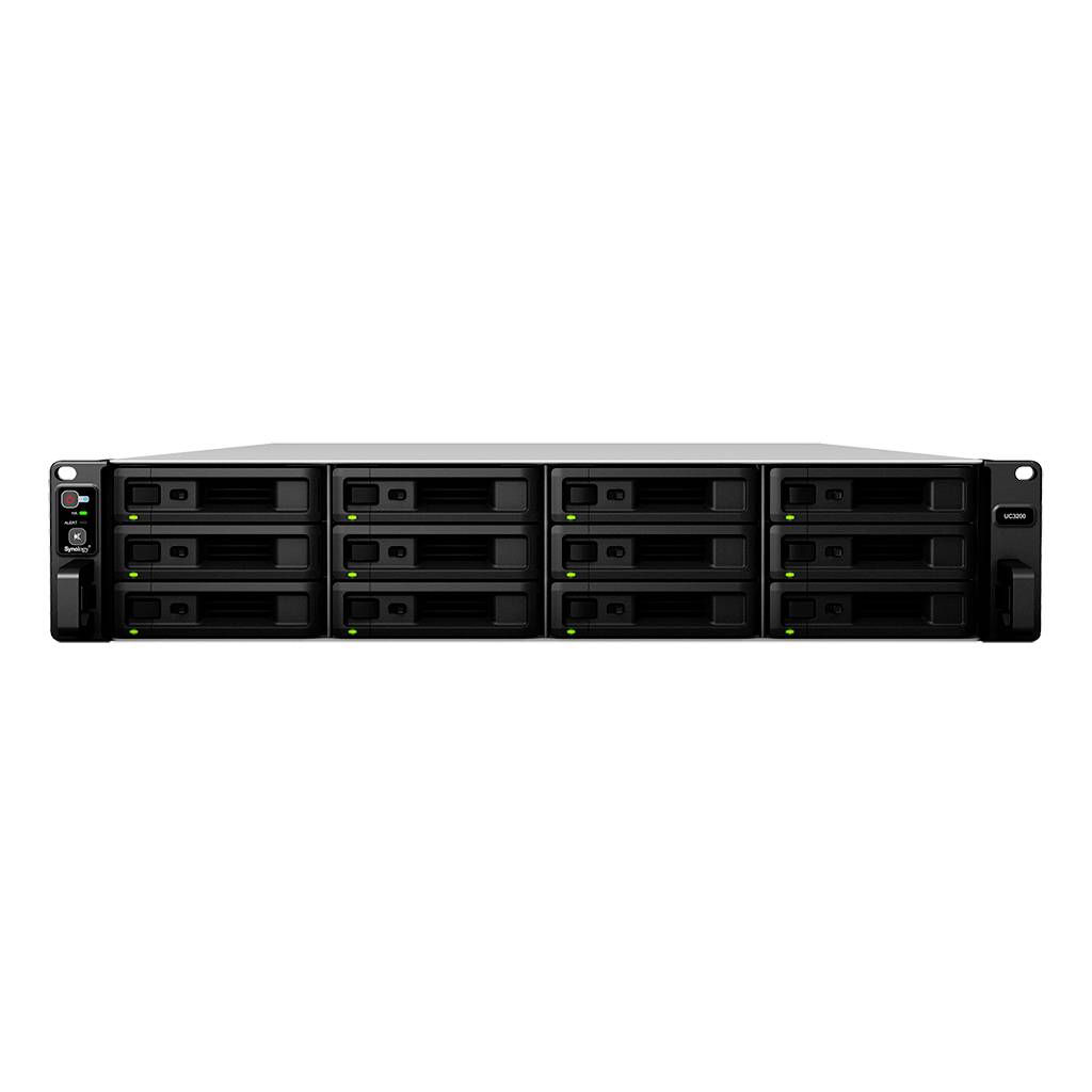 Vorderansicht eines Rackmonage-Netzwerkspeichers mit mehreren Festplattenschächten und Statusleuchten auf weißem Hintergrund