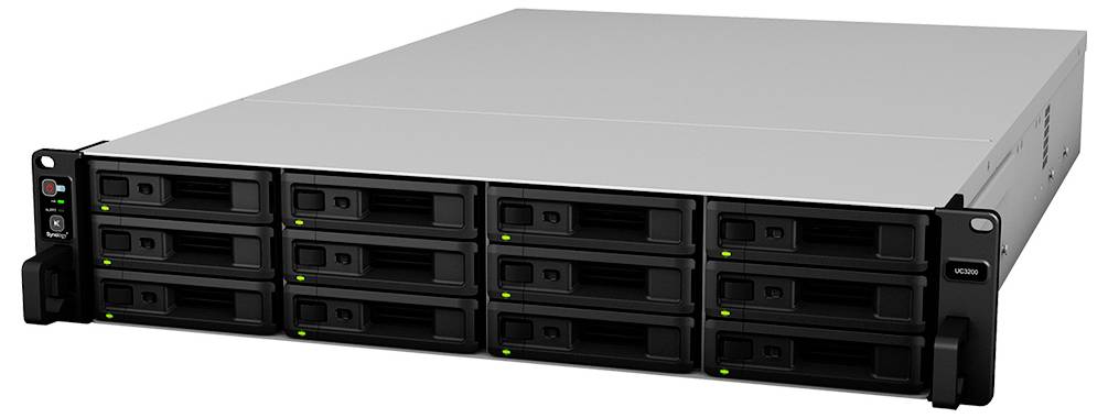 Frontalansicht eines Rack-Server-Speicher-Arrays mit mehreren Hot-Swap-Laufwerkschächten und Statusleuchten in einem schwarzen Gehäuse.