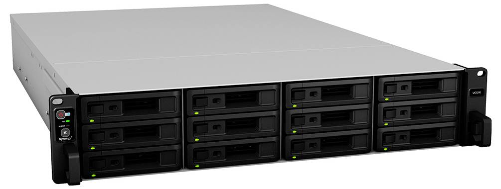 Vorderansicht eines Rack-Mount-Speicherservers mit mehreren Hot-Swap-Laufwerkschächten und Statusleuchten, dargestellt vor weißem Hintergrund.