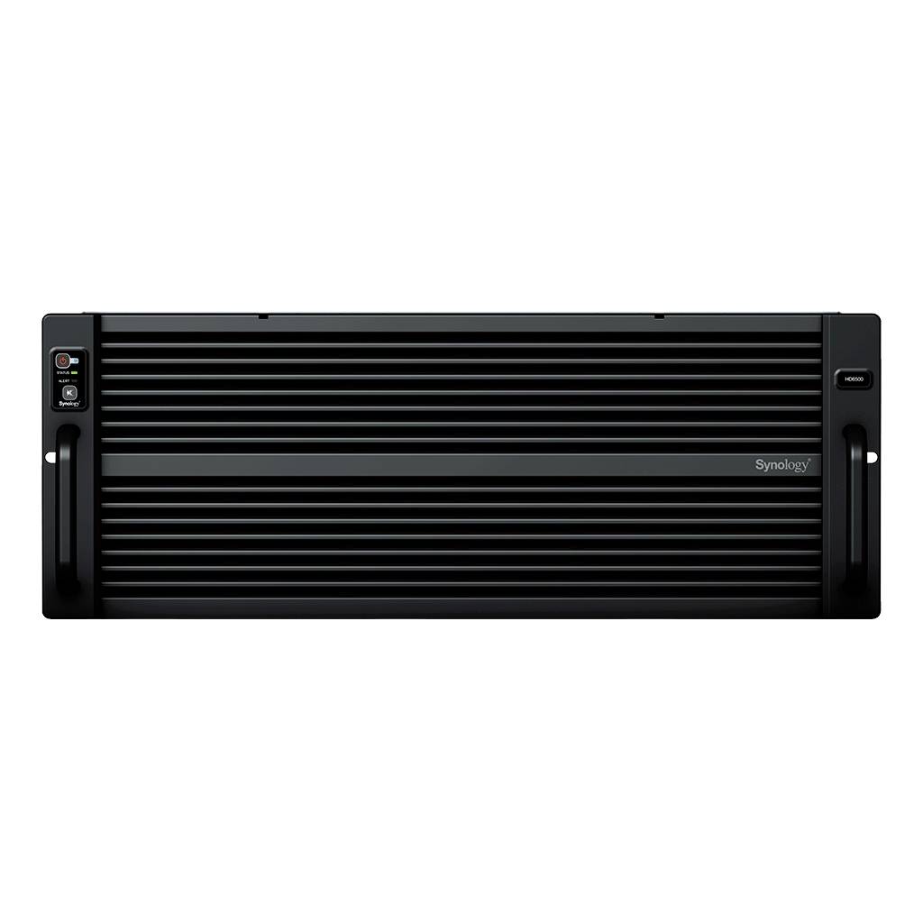 Vorderansicht eines schwarzen Synology-Rackmount-Speicherservers mit belüfteter Frontplatte und Griffgriffen auf beiden Seiten.