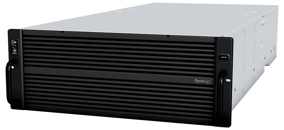 Frontalansicht eines Synology-Rack-Speicherservers mit einem schwarzen belüfteten Frontpanel und silbernem Gehäuse auf weißem Hintergrund.