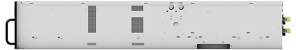Rückansicht eines silbernen elektronischen Rackeinbaugeräts mit Belüftungsgittern, Bedienknöpfen, Anschlüssen und Griffen auf der linken Seite.