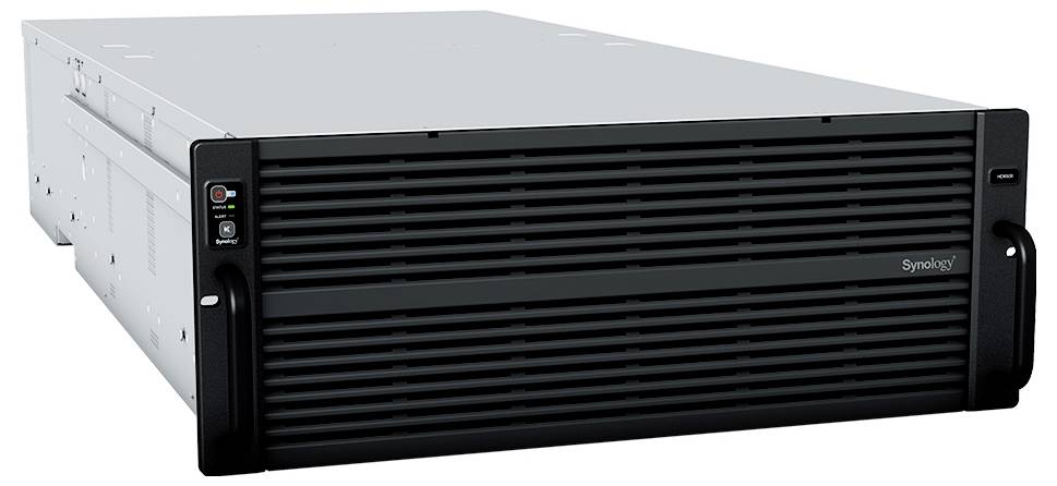 Vorderansicht eines Synology-Rackmount-Netzwerkspeichers mit schwarzer perforierter Frontplatte und seitlichen Griffen auf einem grauen Gehäuse.