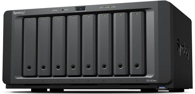 Vorderansicht eines Synology 8-Bay-NAS-Gehäuses mit acht Festplattenschächten und Statusleuchten, Modell DS1823+ unten rechts dargestellt.