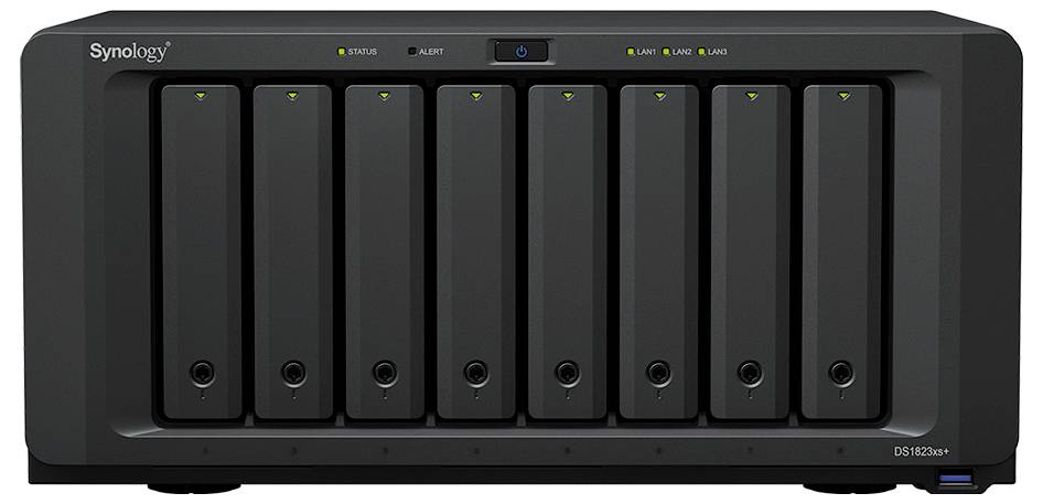 Frontansicht eines Synology NAS-Speichergeräts mit acht Laufwerkschächten, Statusleuchten und USB-Anschluss, dargestellt auf weißem Hintergrund.
